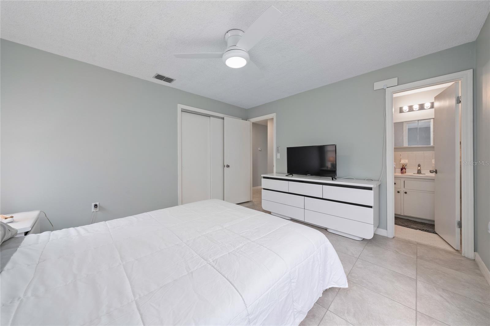 Image 17 of 24 For 4601 Navarre Avenue