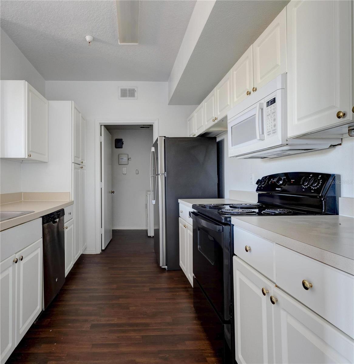 Image 8 of 12 For 5566 Metrowest Boulevard 2-302