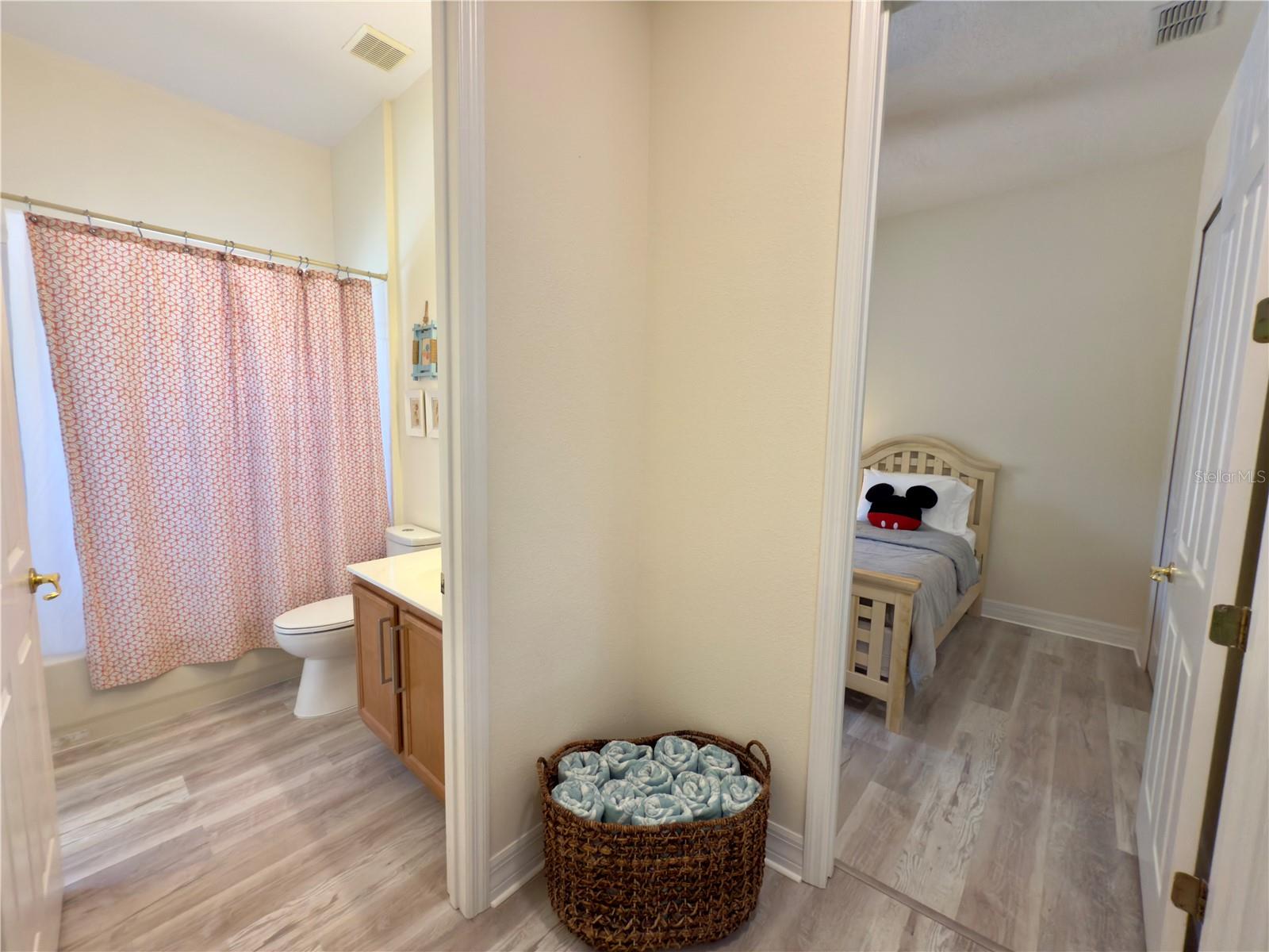 Image 25 of 39 For 7908 Emperors Orchid Court