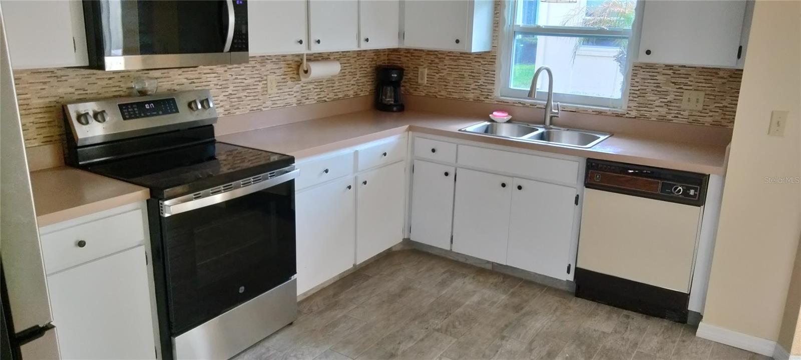 Image 12 of 31 For 1812 Atrium Drive