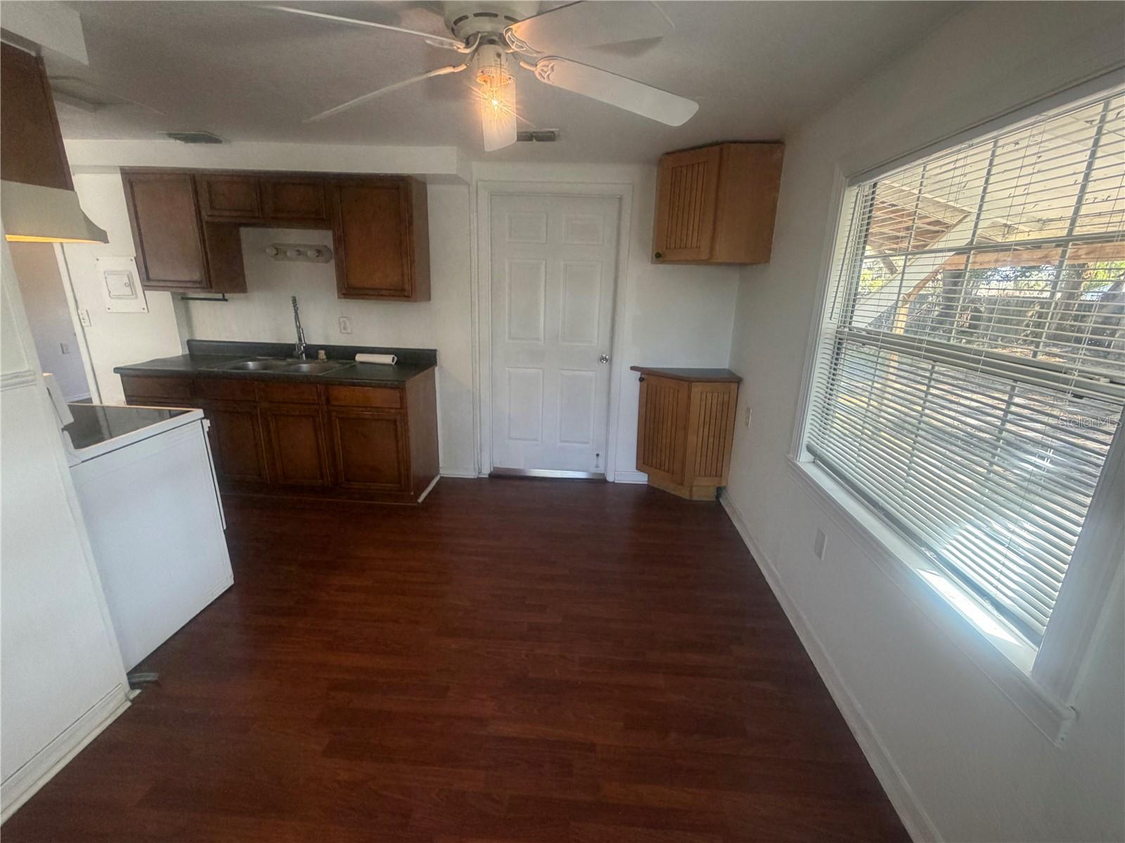 Image 24 of 44 For 815 Bay Street