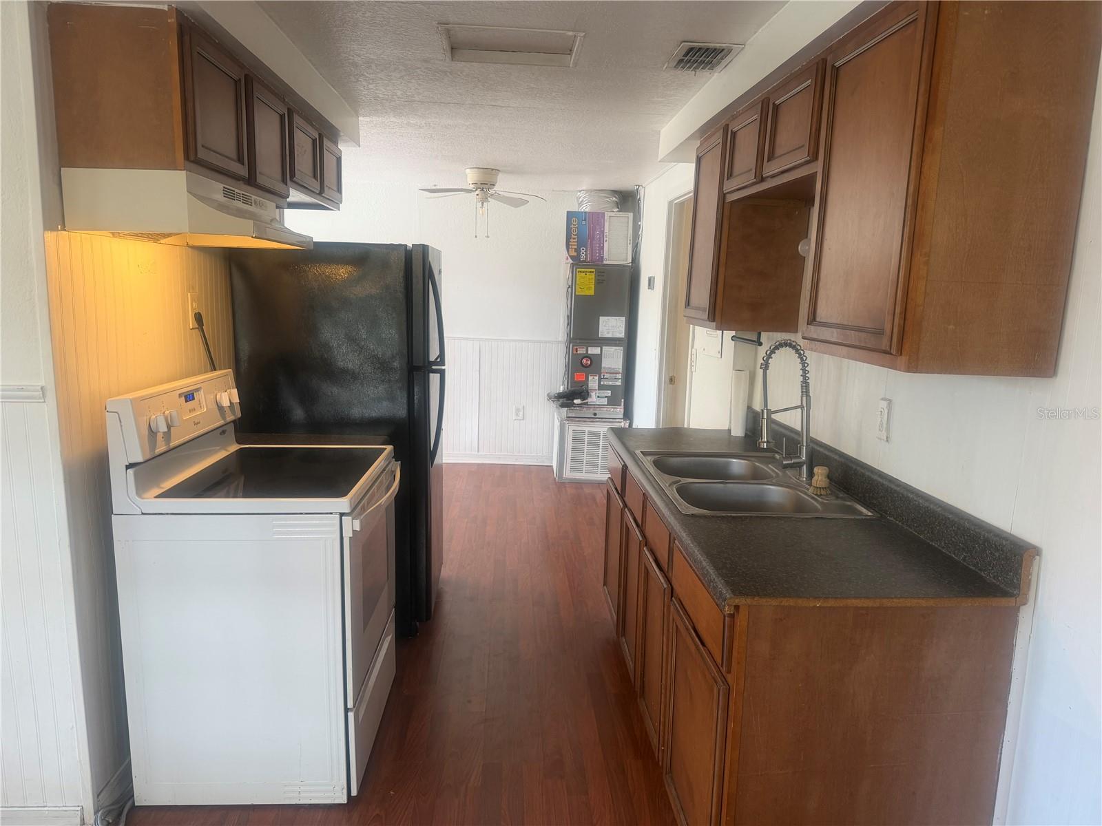 Image 25 of 44 For 815 Bay Street