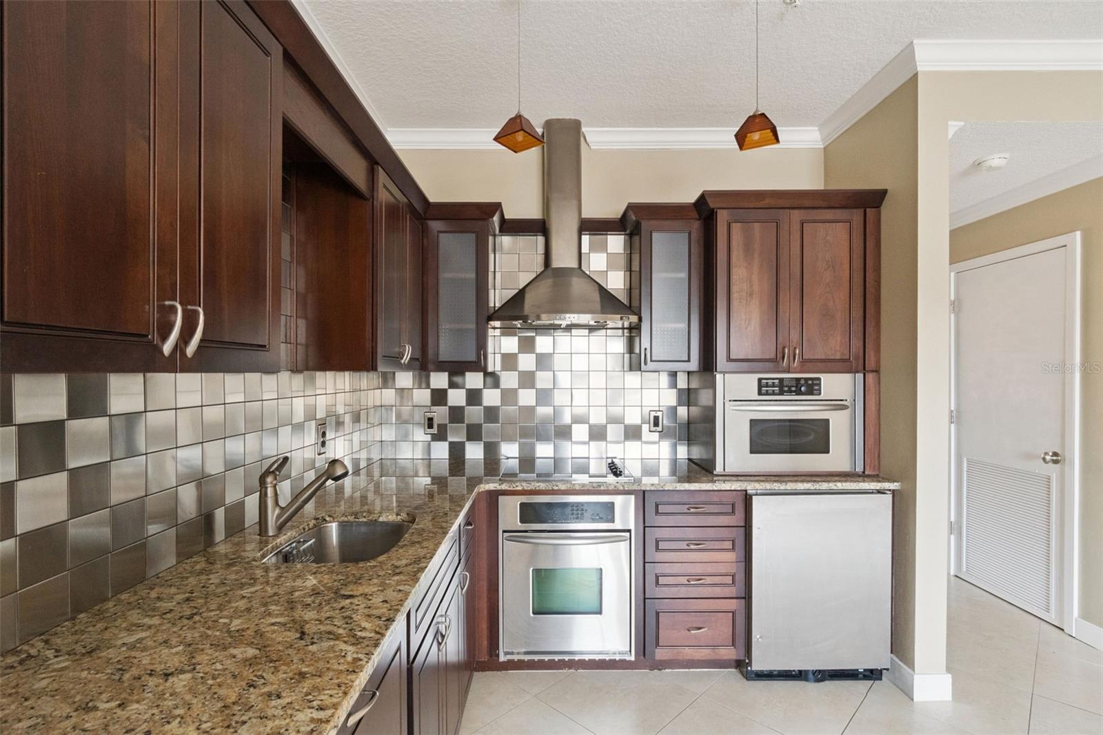 Image 8 of 31 For 606 Market Street 240