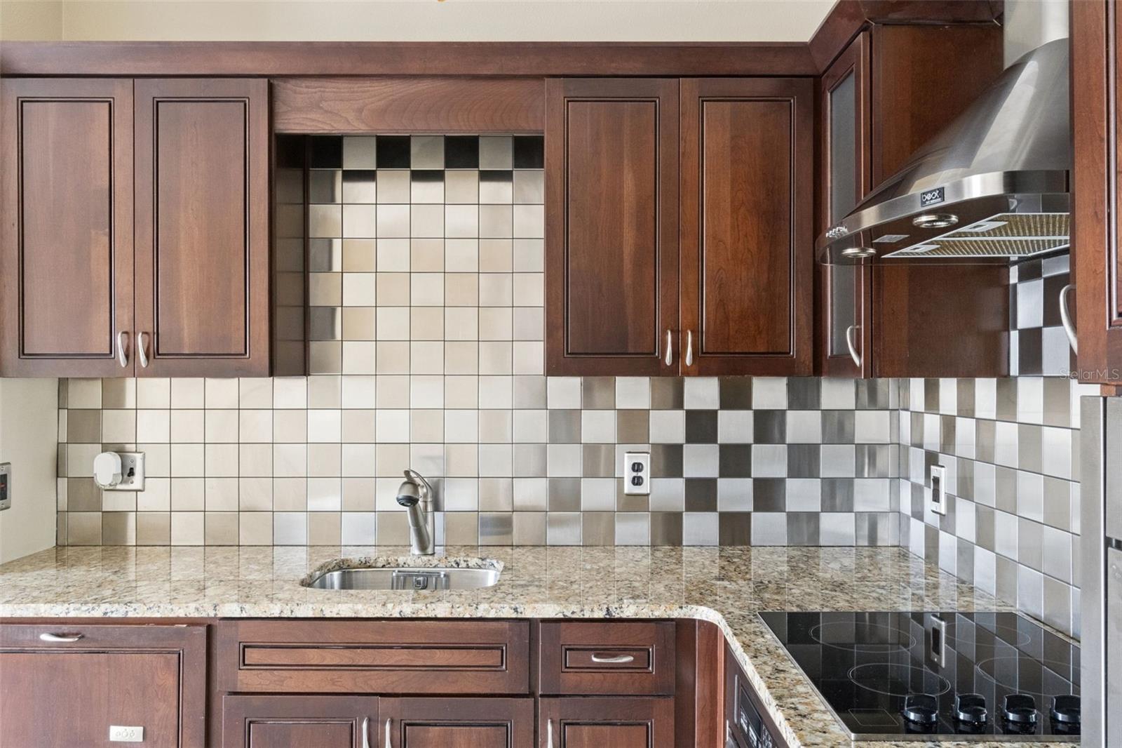 Image 9 of 31 For 606 Market Street 240