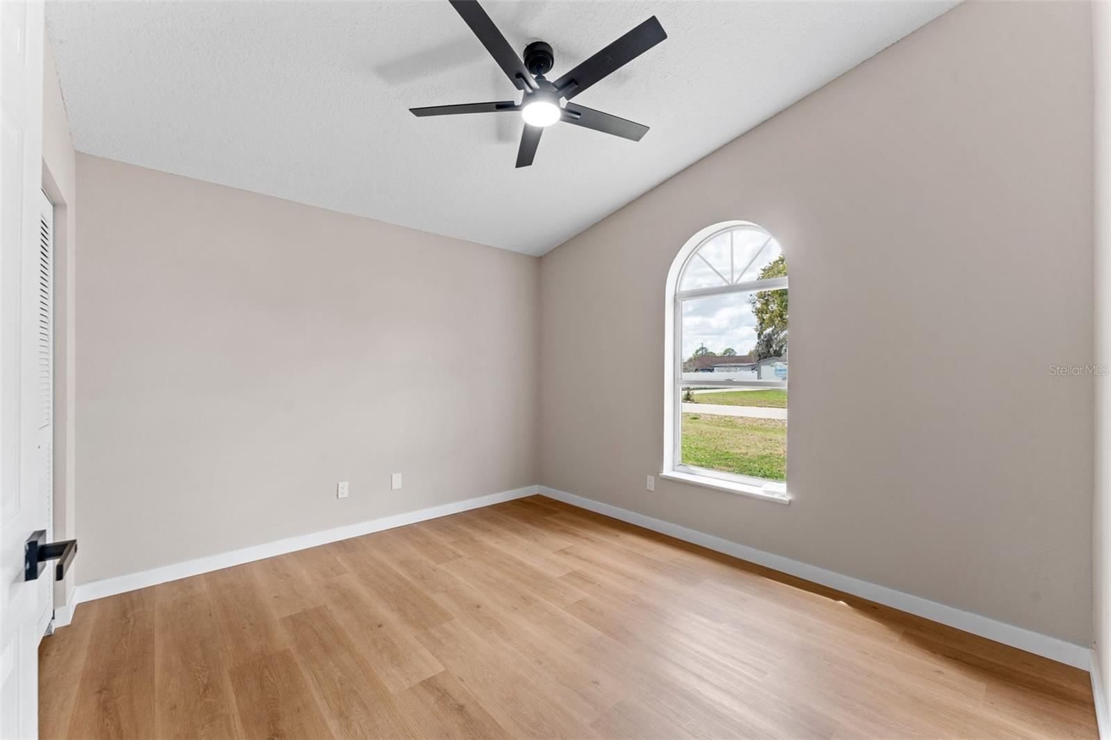 Image 24 of 55 For 5521 Oak Street