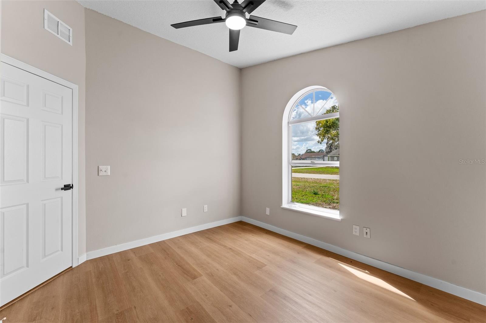 Image 28 of 55 For 5521 Oak Street