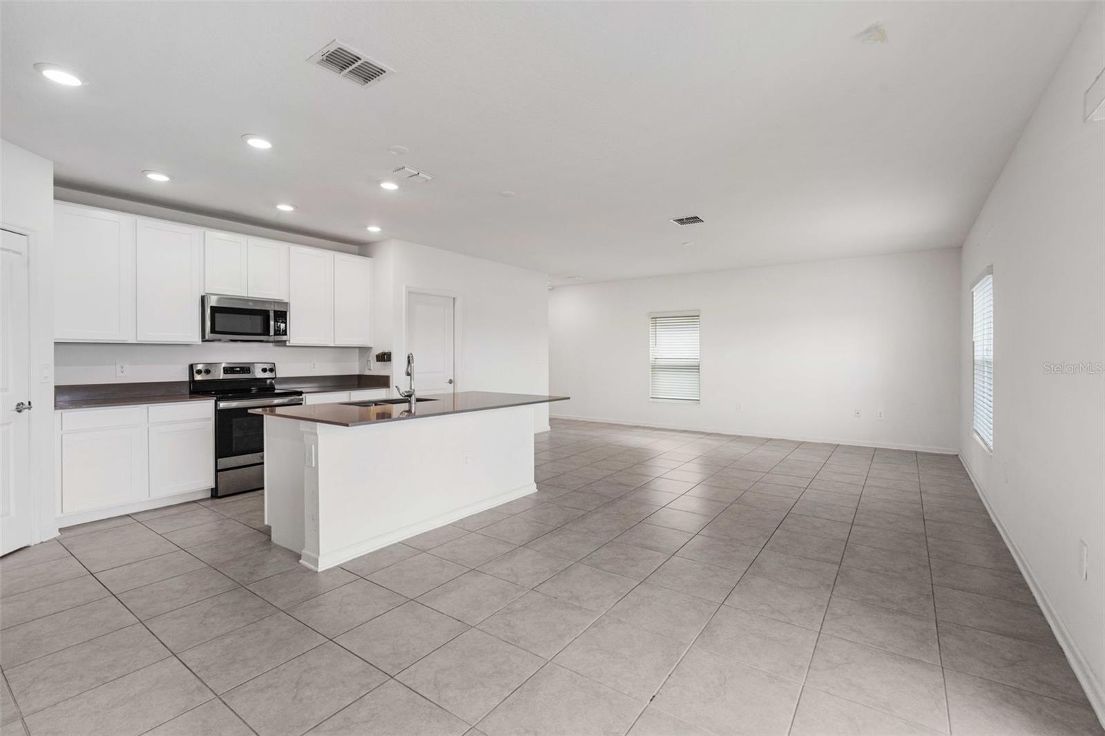 Image 7 of 35 For 942 Jackson Avenue