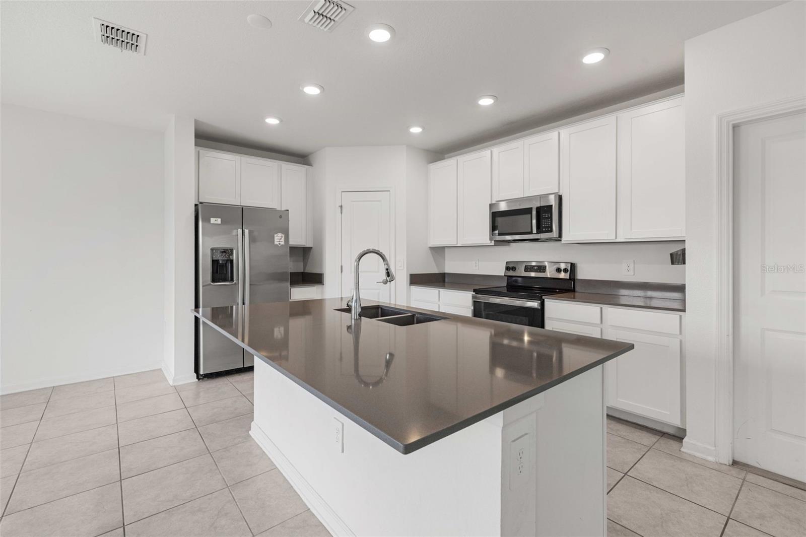 Image 8 of 35 For 942 Jackson Avenue