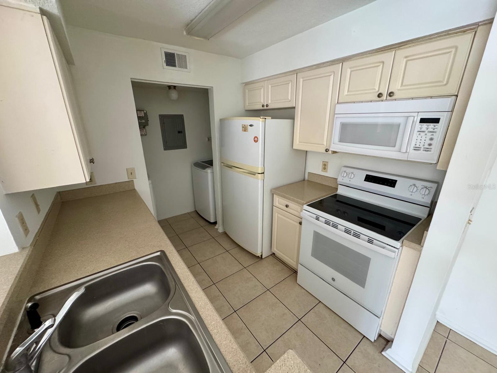 Image 7 of 25 For 1222 Bermuda Lakes Lane 106