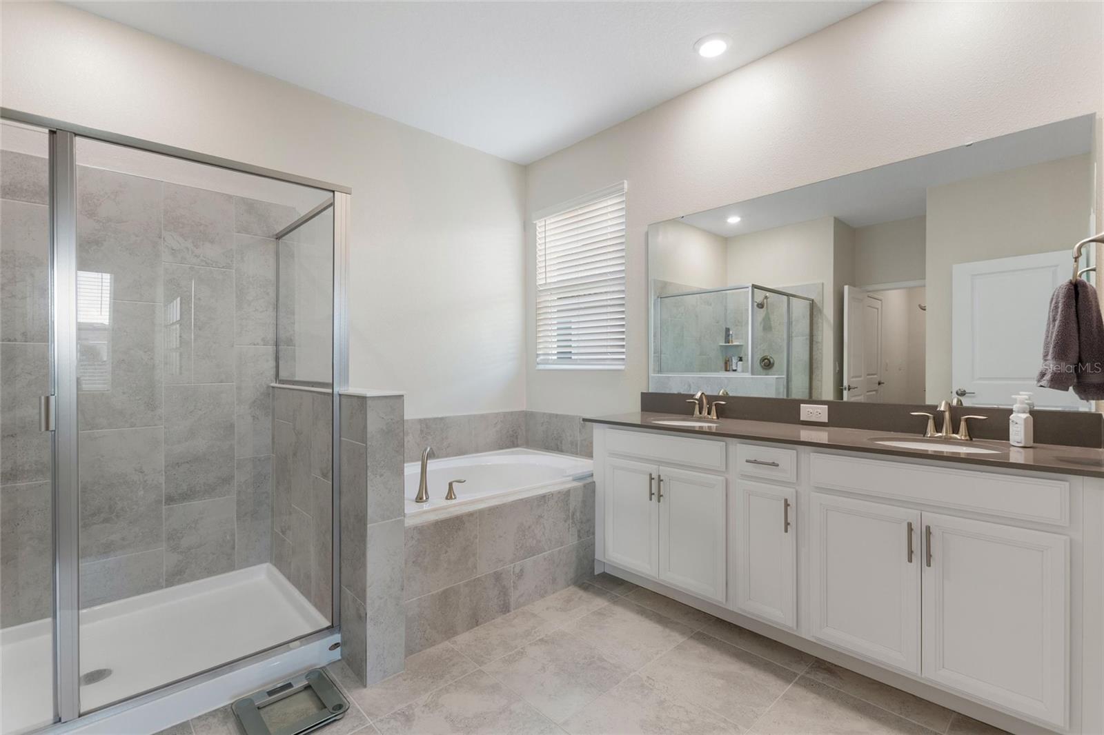 Image 18 of 61 For 8943 Fallen Oak Dr