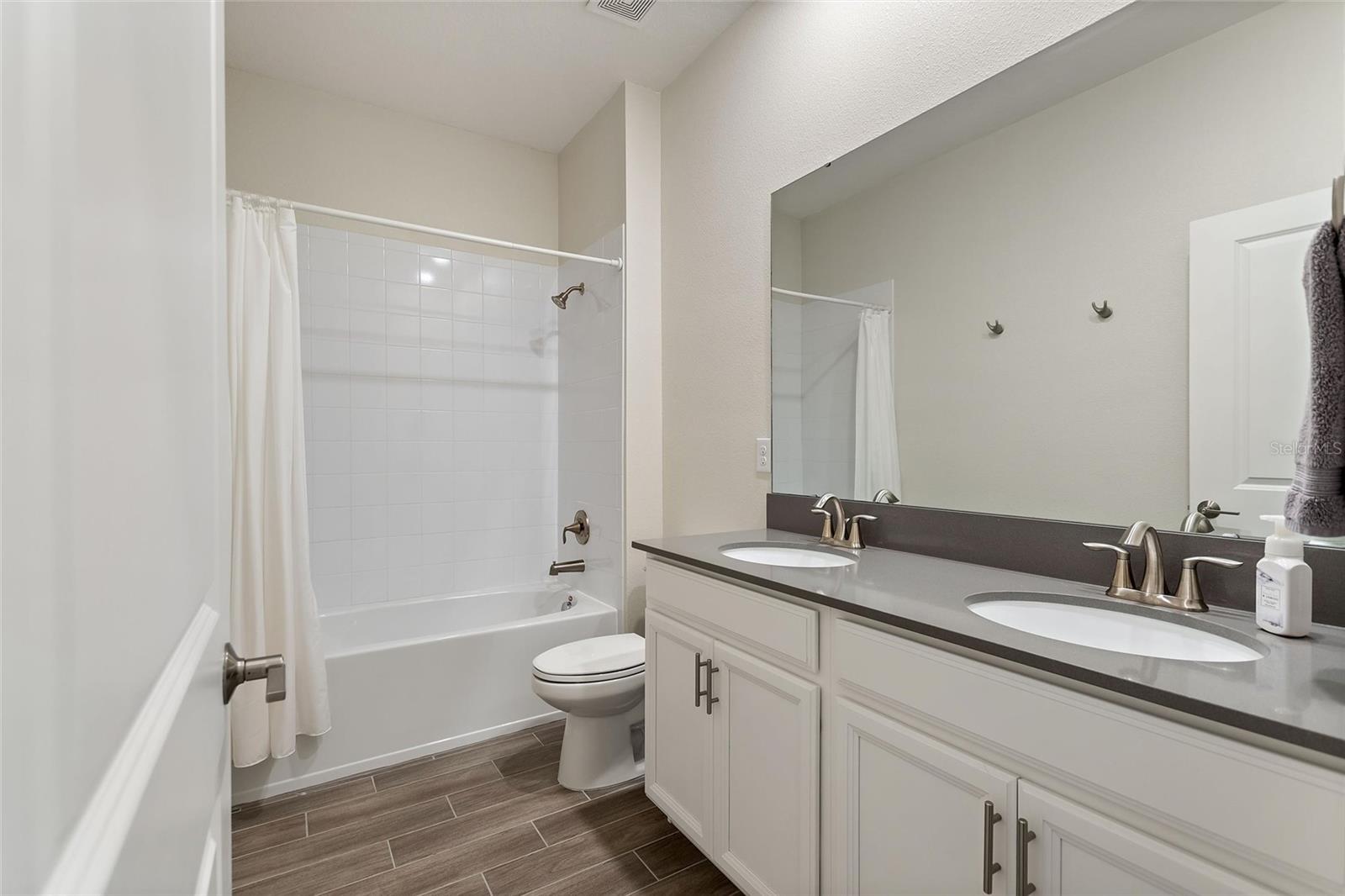 Image 23 of 61 For 8943 Fallen Oak Dr