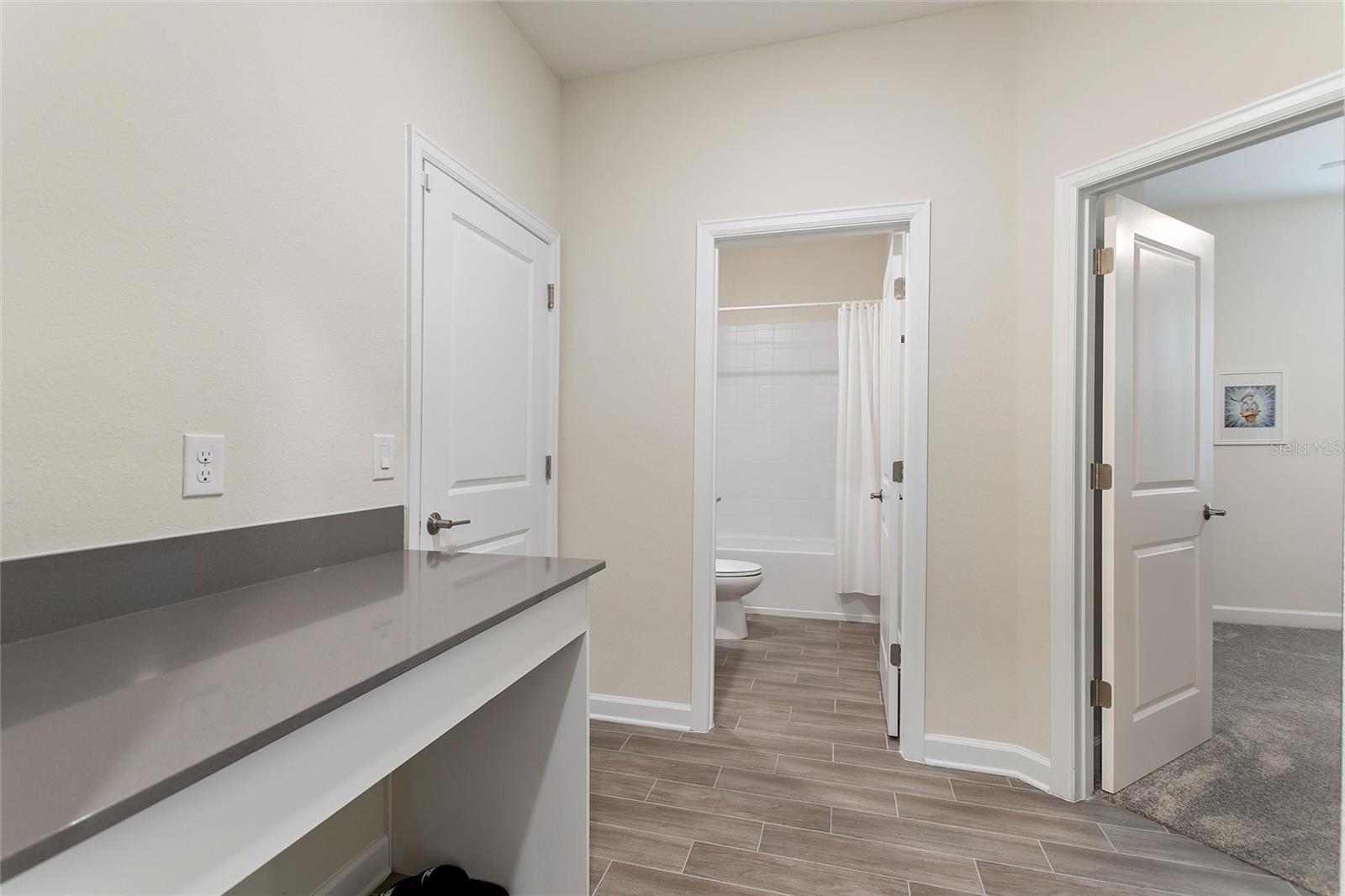 Image 26 of 61 For 8943 Fallen Oak Dr