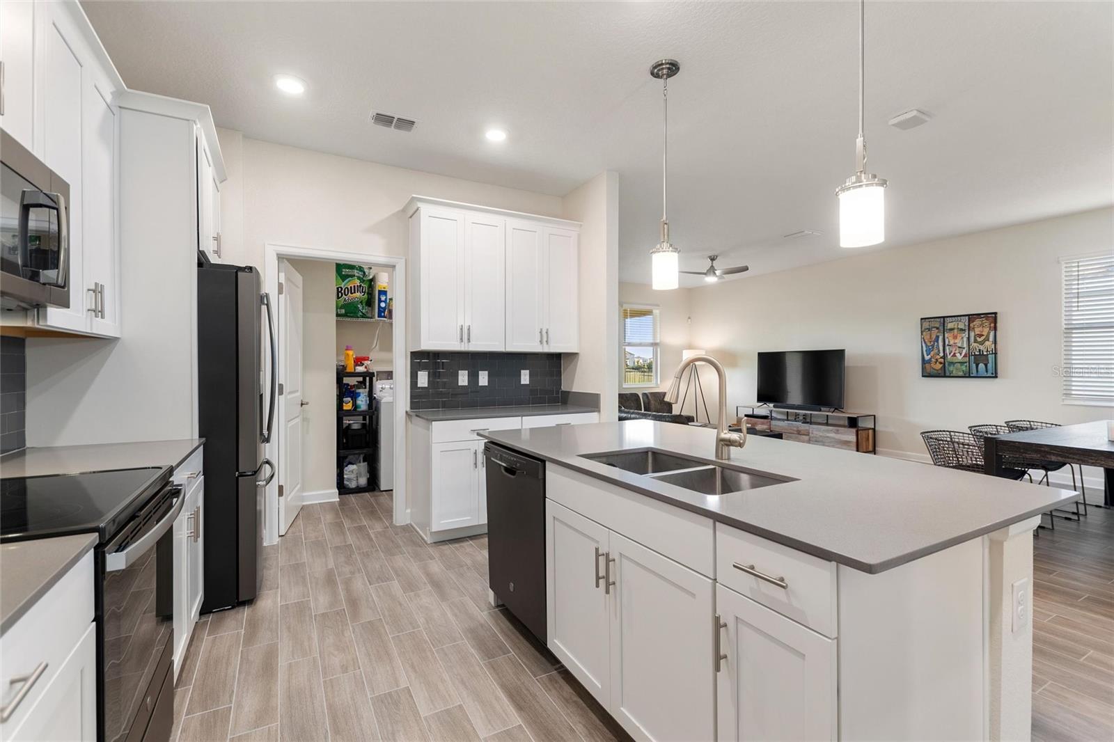 Image 8 of 61 For 8943 Fallen Oak Dr