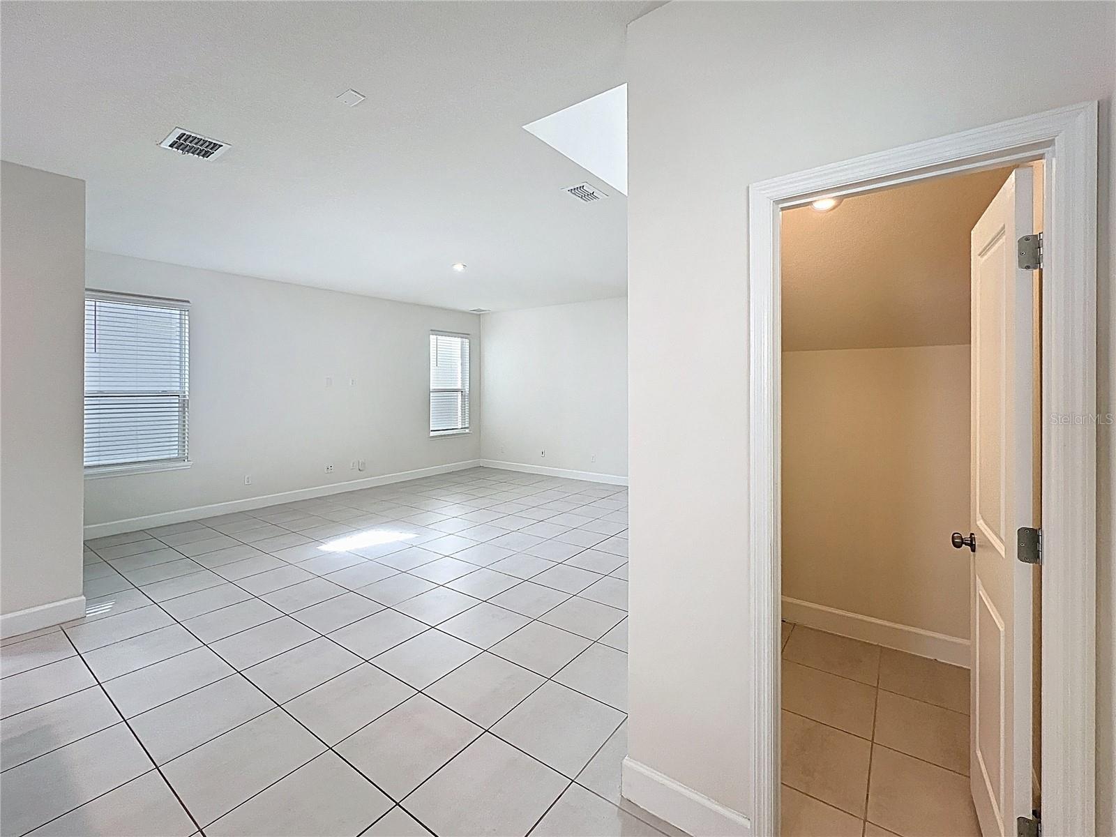 Image 10 of 36 For 4624 Prairie Creek Street