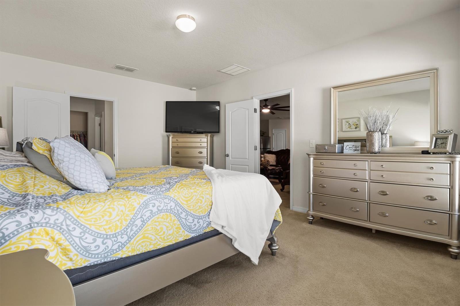 Image 19 of 38 For 555 Lucerne Boulevard