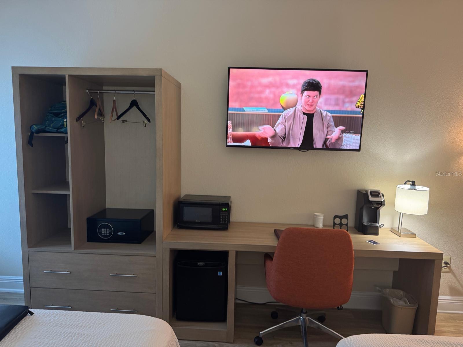 Image 3 of 15 For 3000 Maingate Ln  319