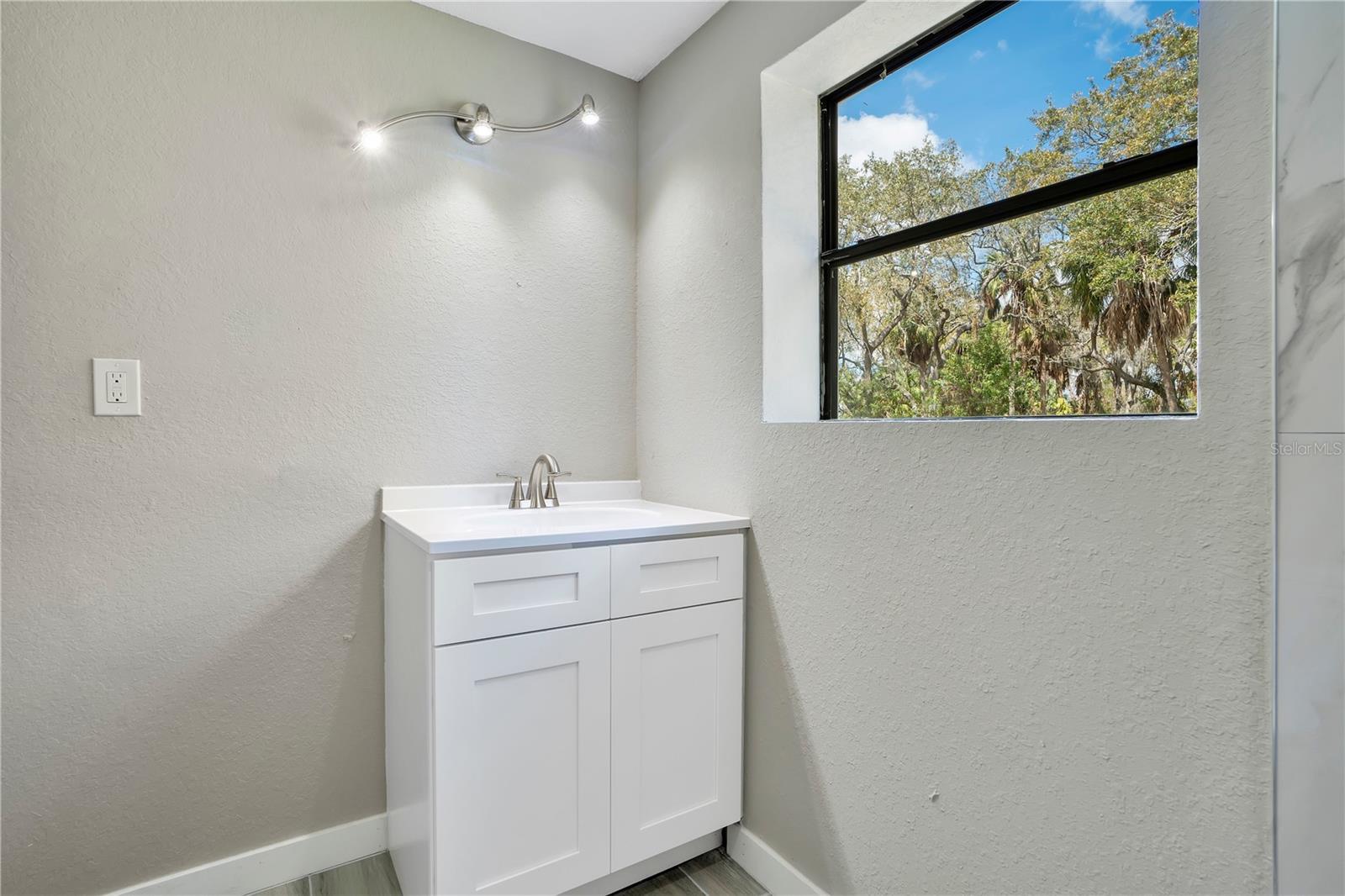 Listing photo id 16 for 6211 Florence Street