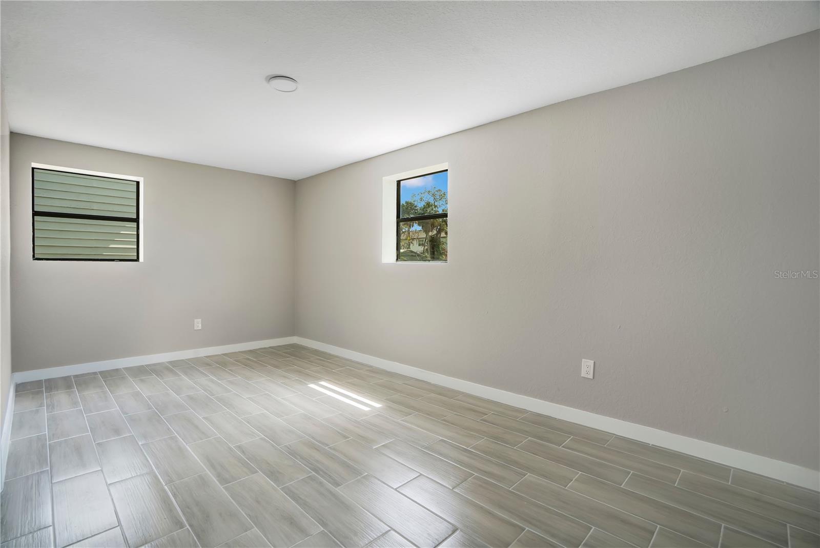 Listing photo id 21 for 6211 Florence Street