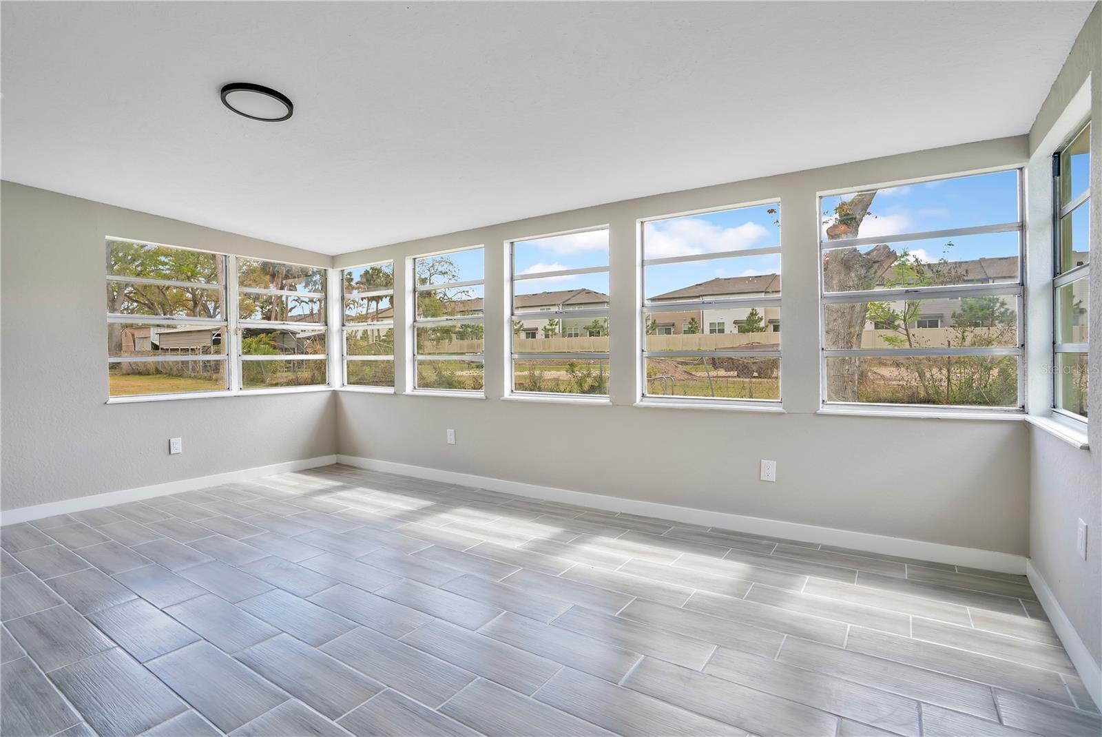 Listing photo id 25 for 6211 Florence Street