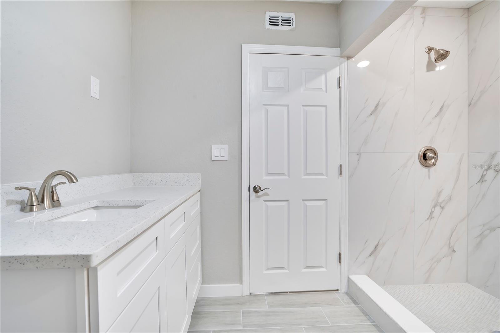 Listing photo id 27 for 6211 Florence Street