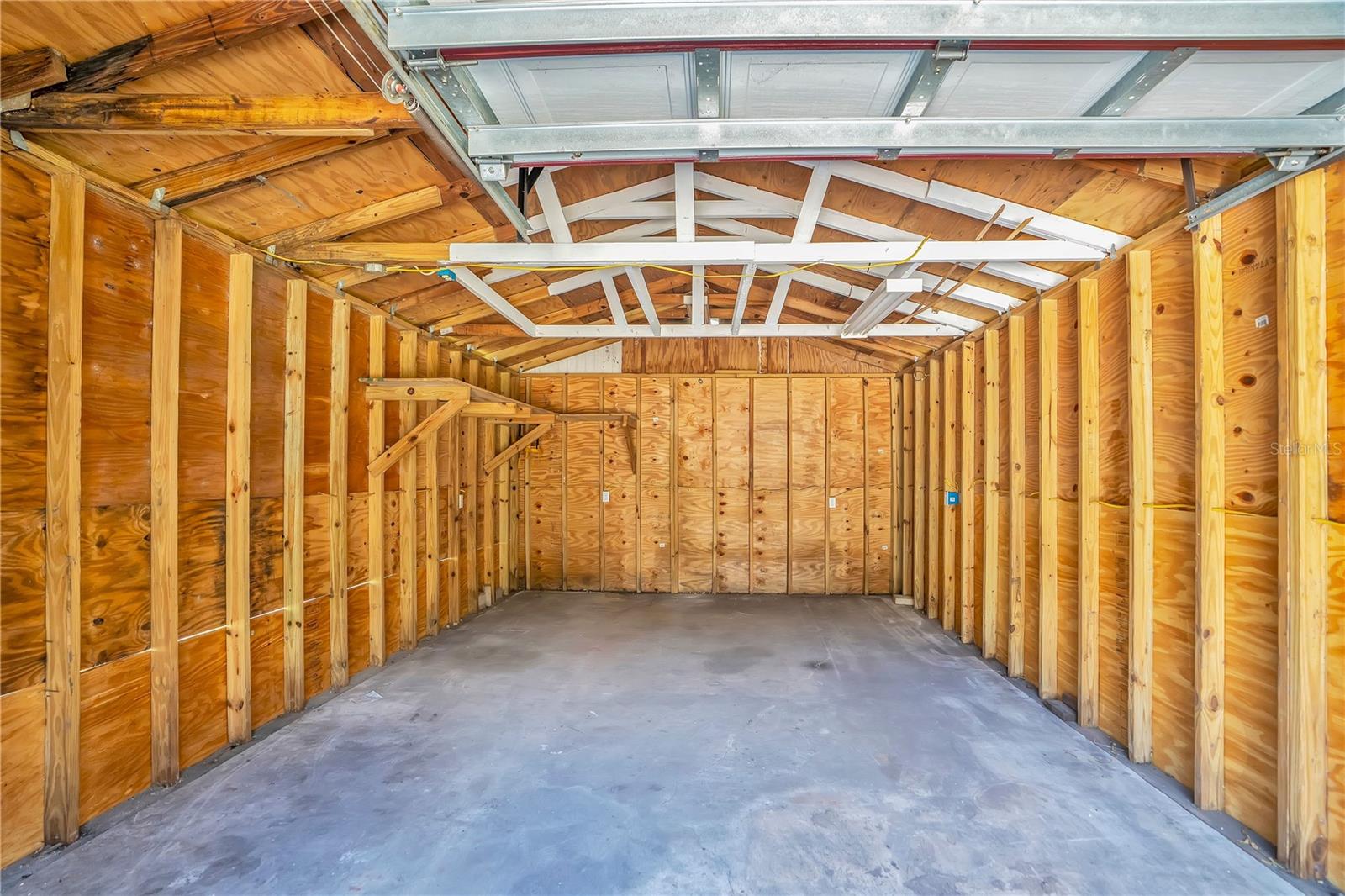 Listing photo id 36 for 6211 Florence Street