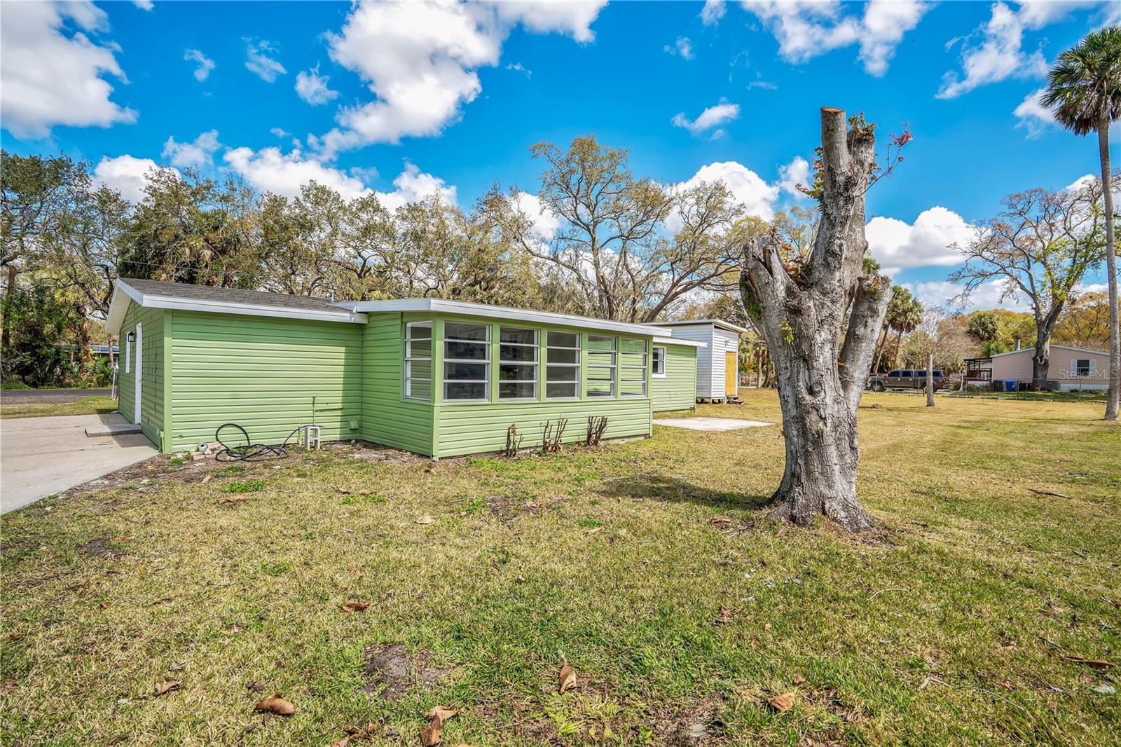 Listing photo id 2 for 6211 Florence Street