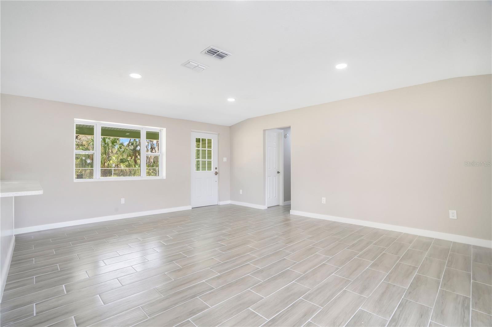 Listing photo id 40 for 6211 Florence Street