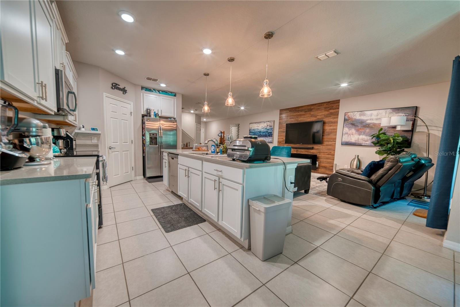 Listing photo id 3 for 3390 Bellezza Court