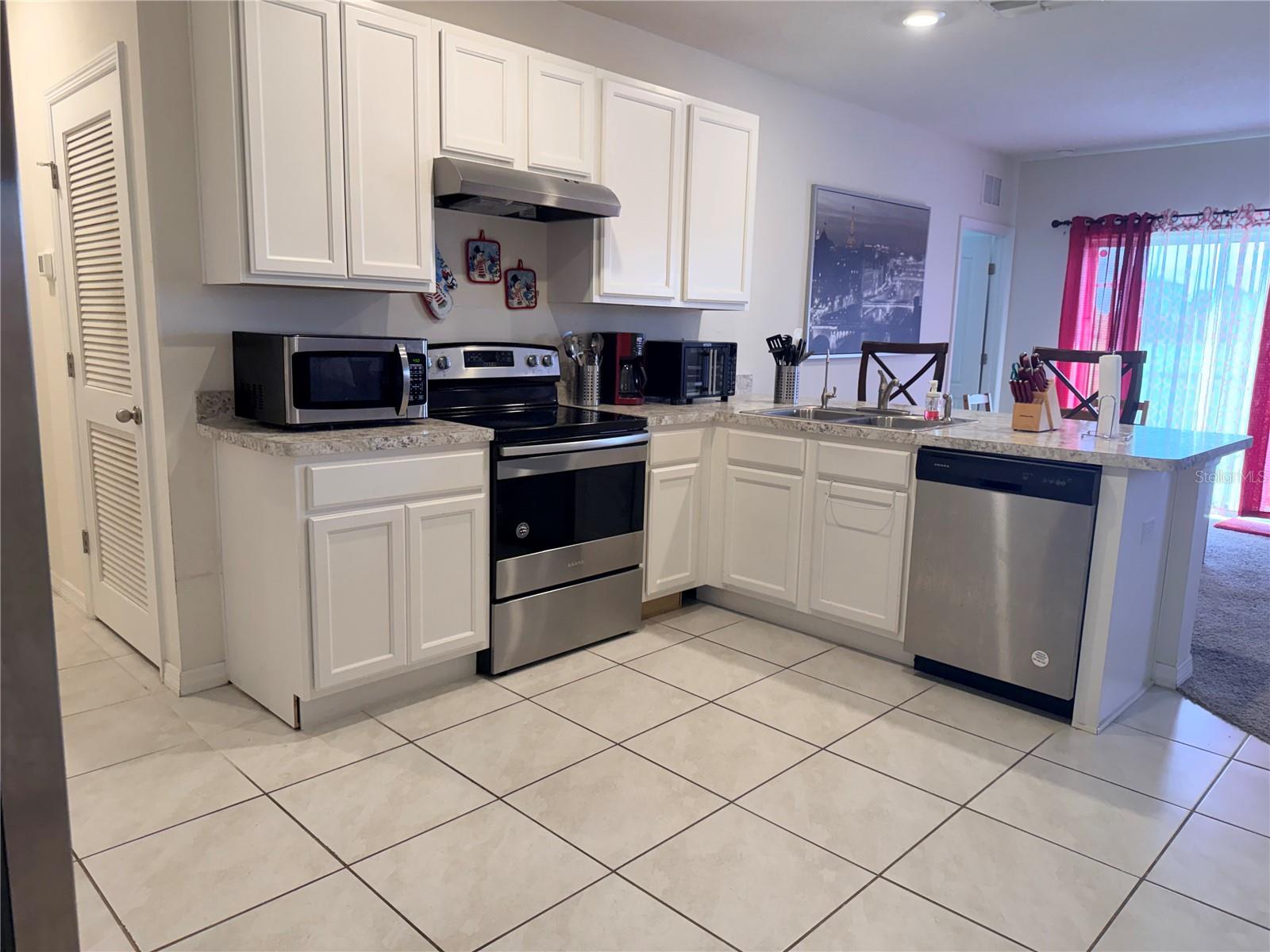 Image 6 of 25 For 1156 Cambridge Drive