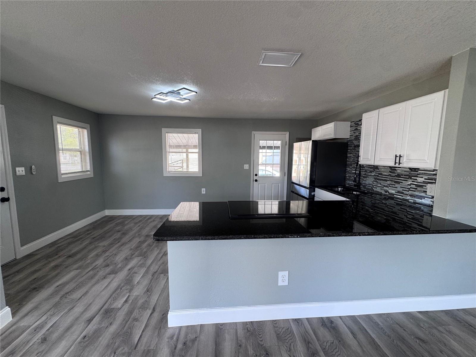 Image 13 of 24 For 1121 Edith Avenue