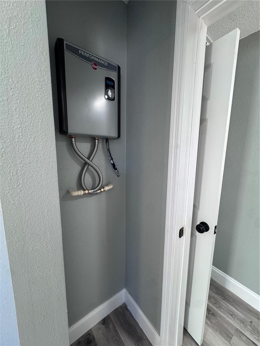 Image 21 of 24 For 1121 Edith Avenue