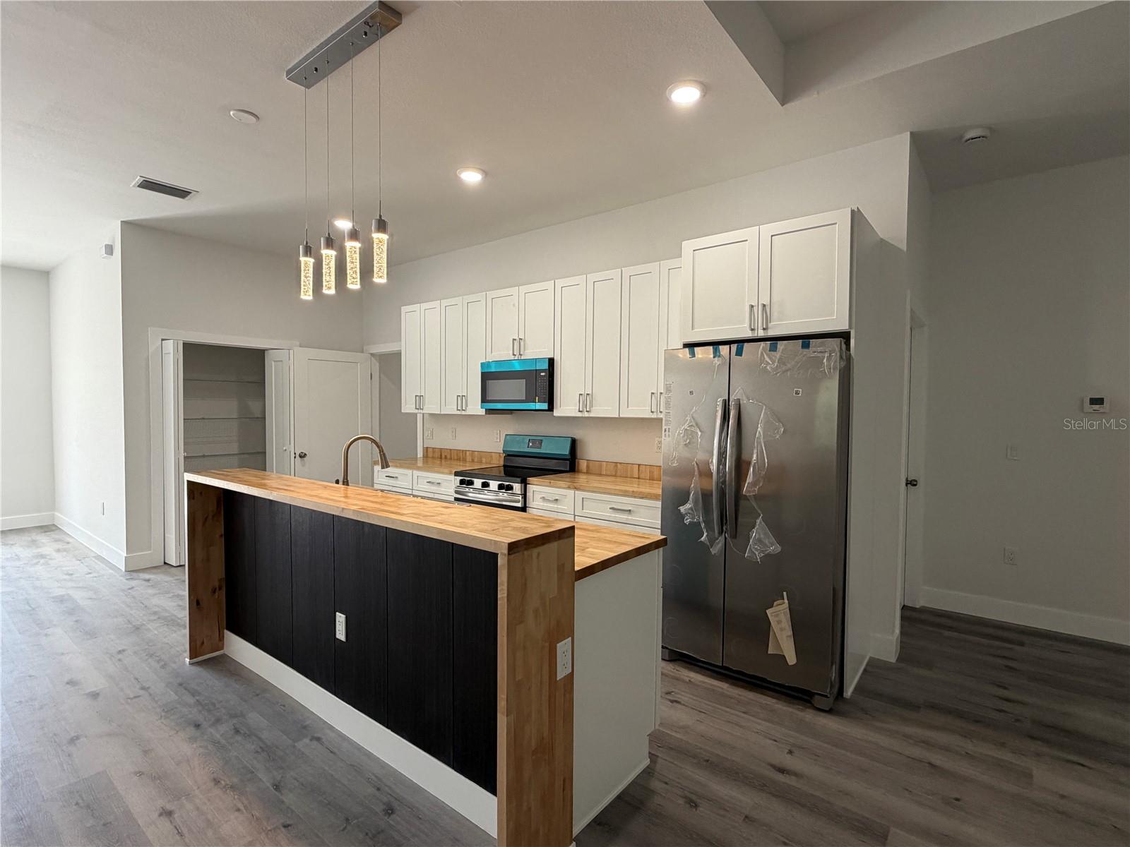 Image 3 of 20 For 122 Naomi Place