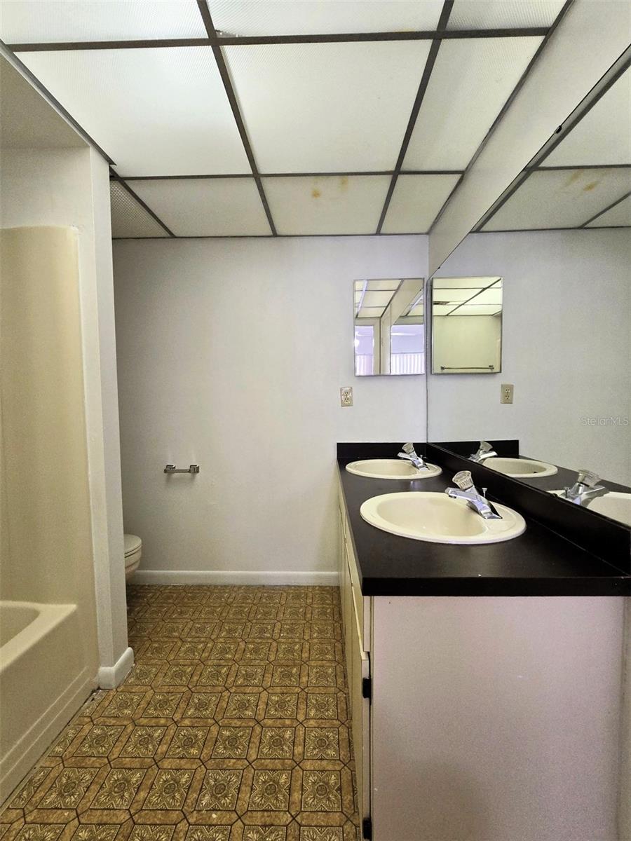 Image 14 of 19 For 702 Lucaya Drive