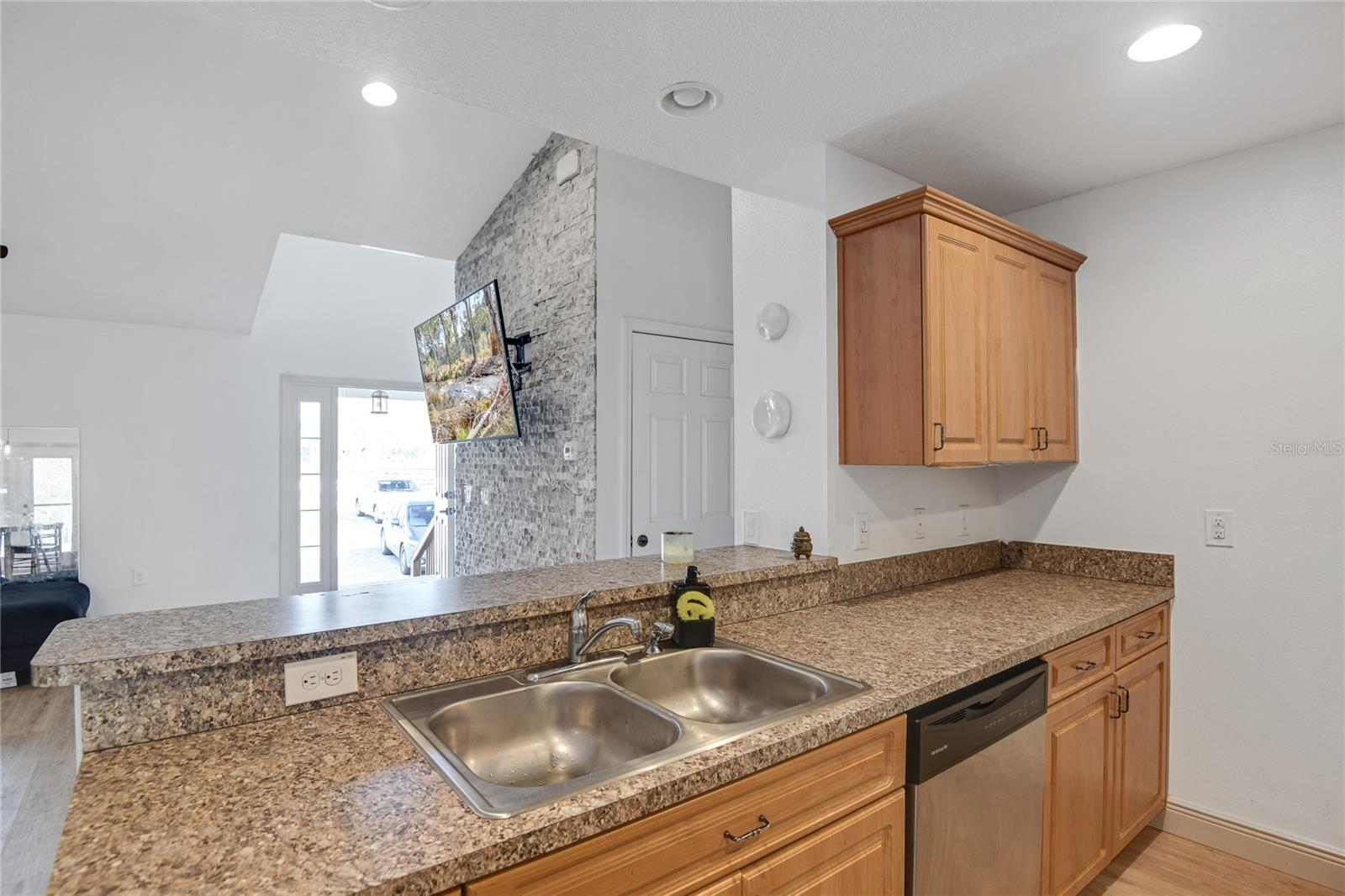 Image 6 of 20 For 17508 Rockledge Avenue