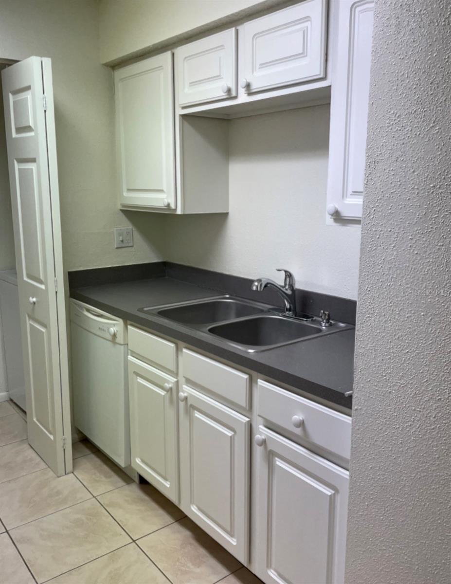 Image 7 of 11 For 3700 Idlebrook Circle 102