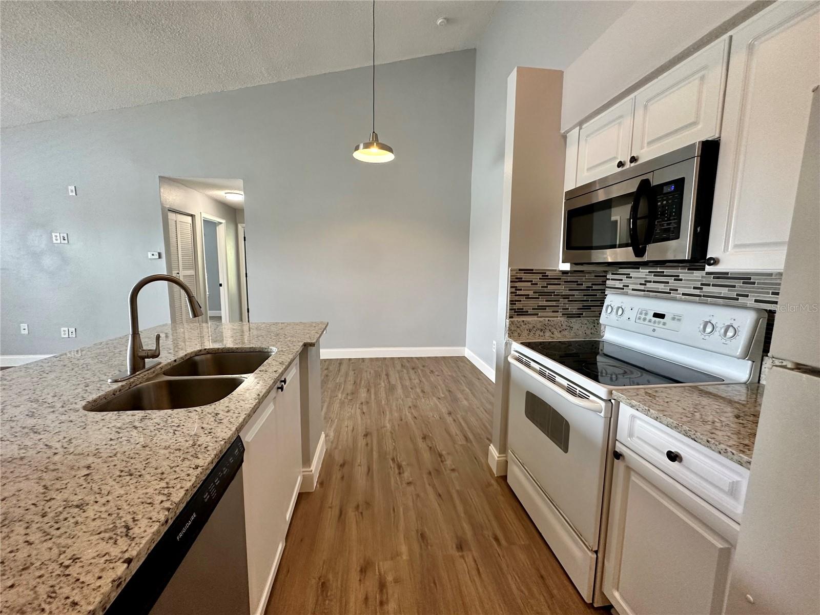 Image 7 of 29 For 1201 Bermuda Lakes Lane 205