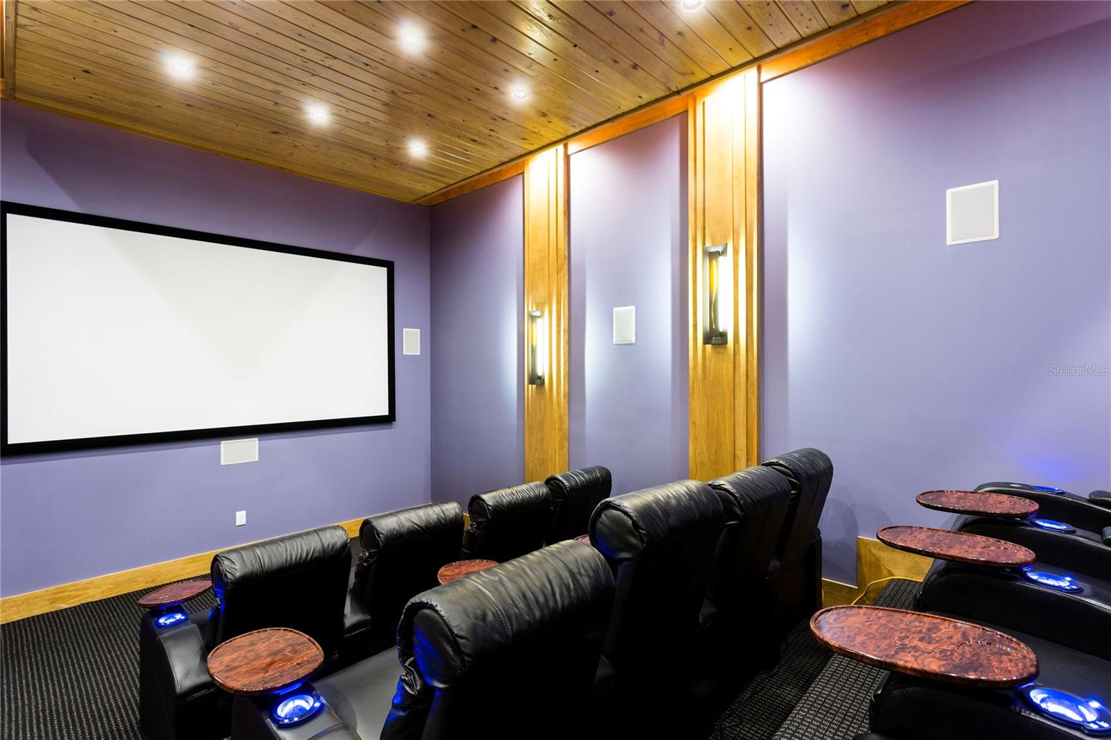 Listing photo id 10 for 905 Golden Bear Drive