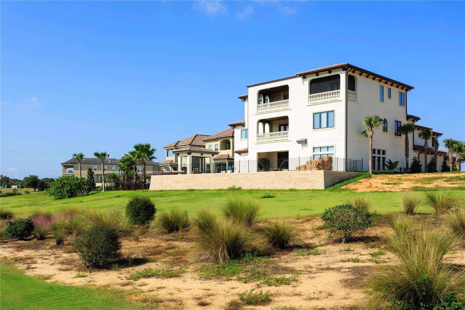 Listing photo id 3 for 905 Golden Bear Drive