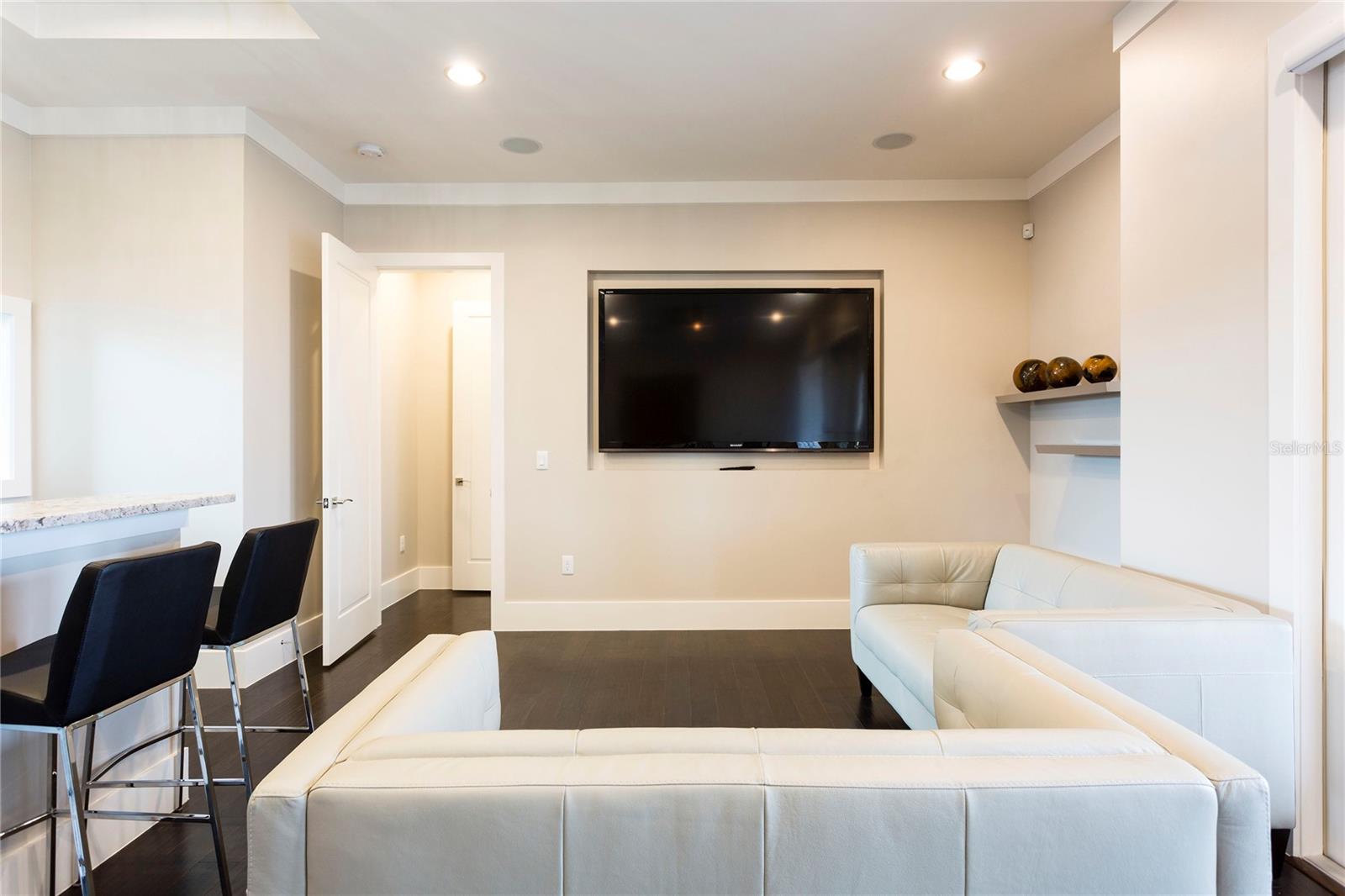 Listing photo id 66 for 905 Golden Bear Drive