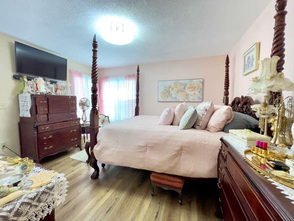 Image 19 of 44 For 6323 Silver Lakes Drive E