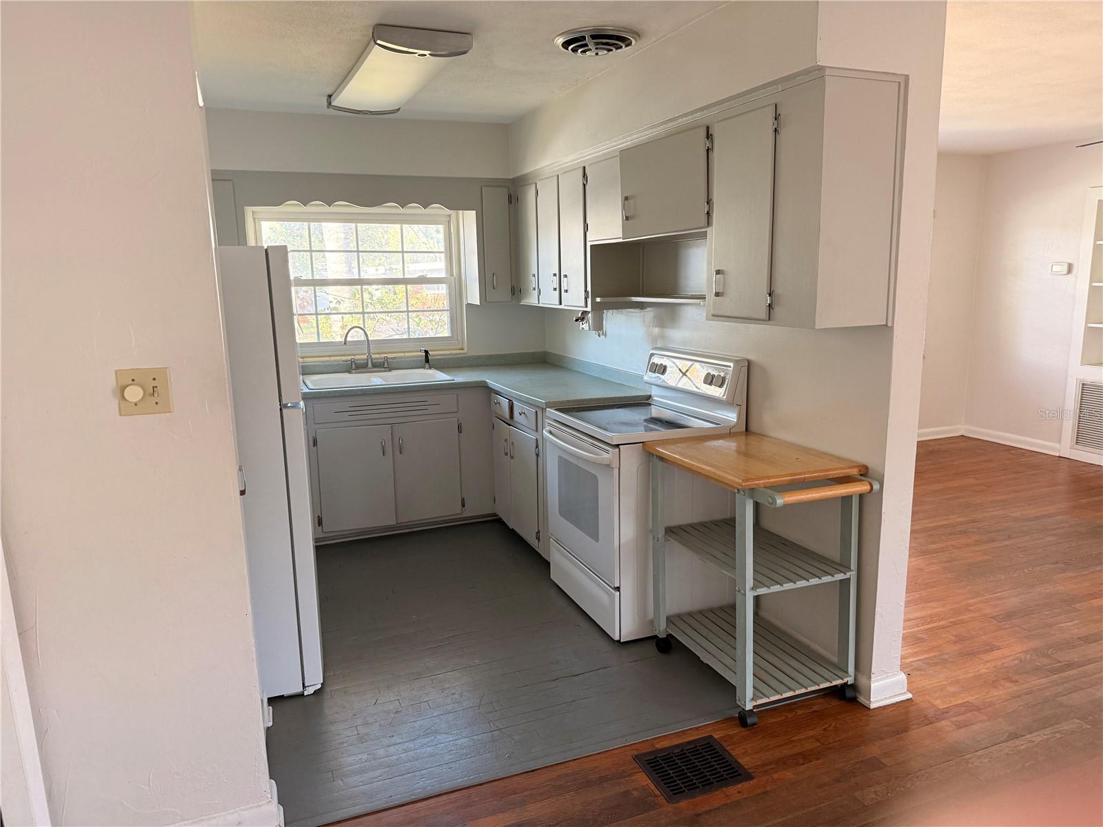 Image 7 of 25 For 2846 Euston Road