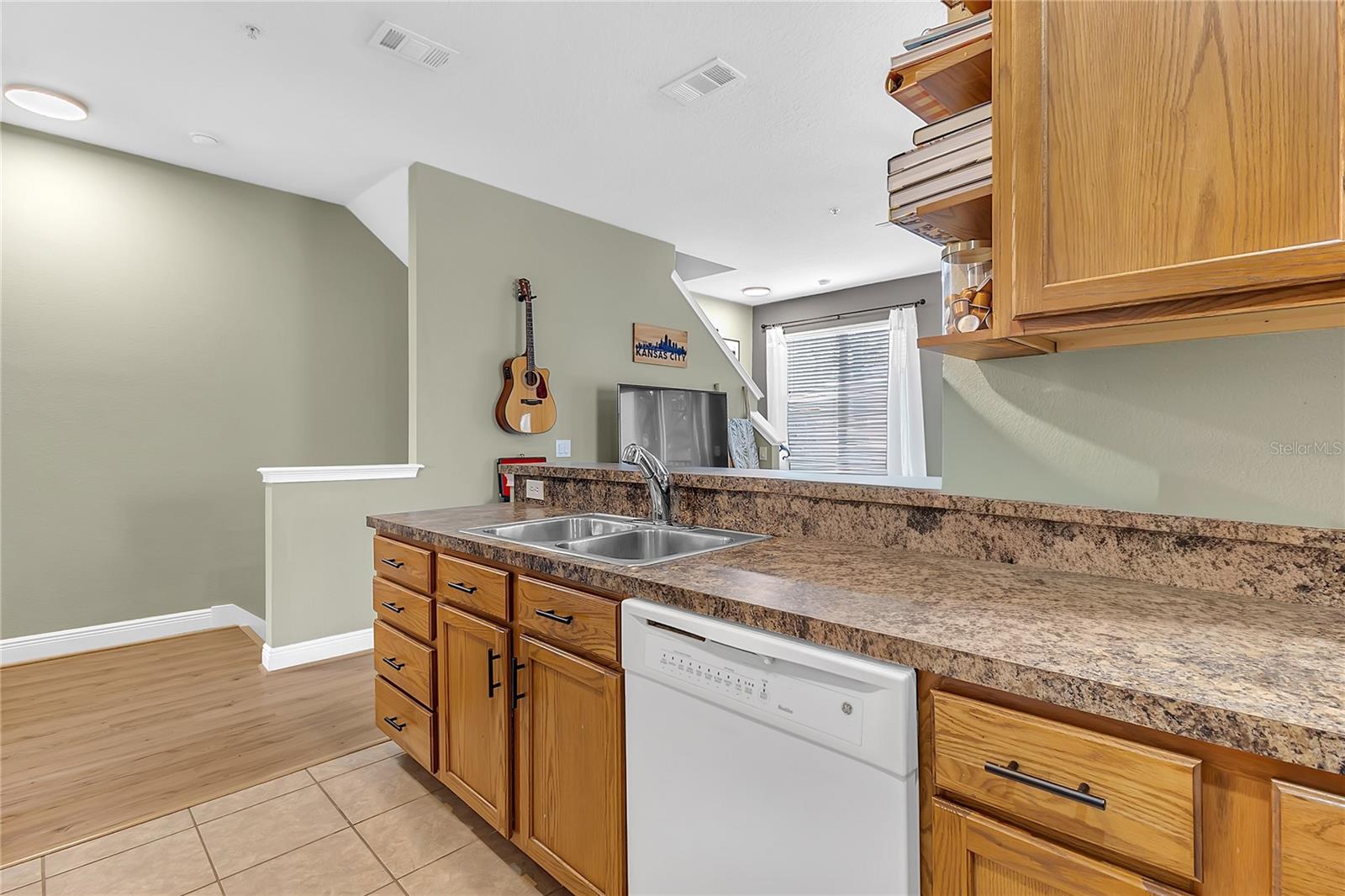 Image 10 of 30 For 28 Esther Street E