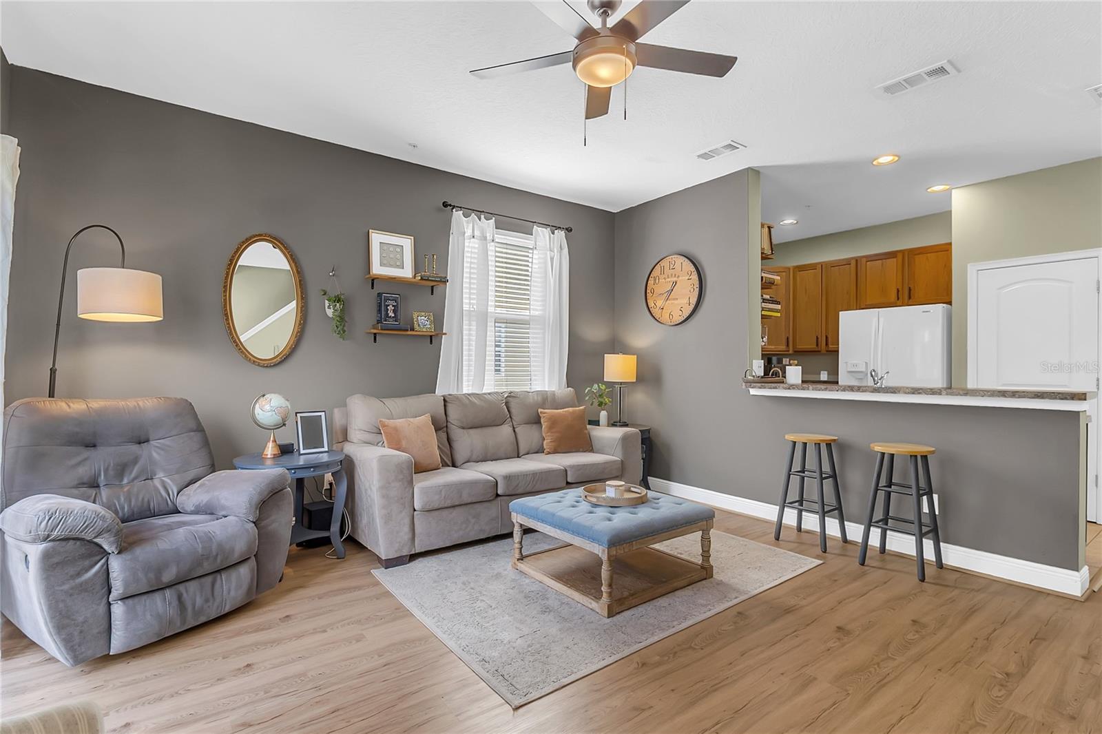 Image 11 of 30 For 28 Esther Street E