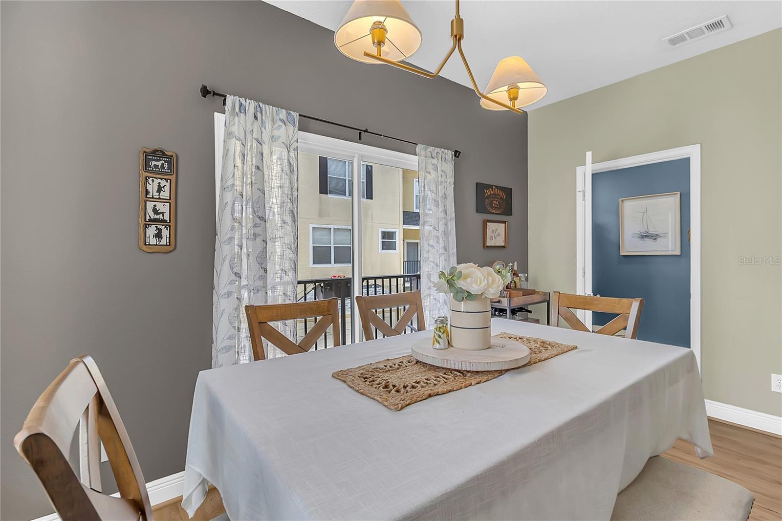 Image 16 of 30 For 28 Esther Street E