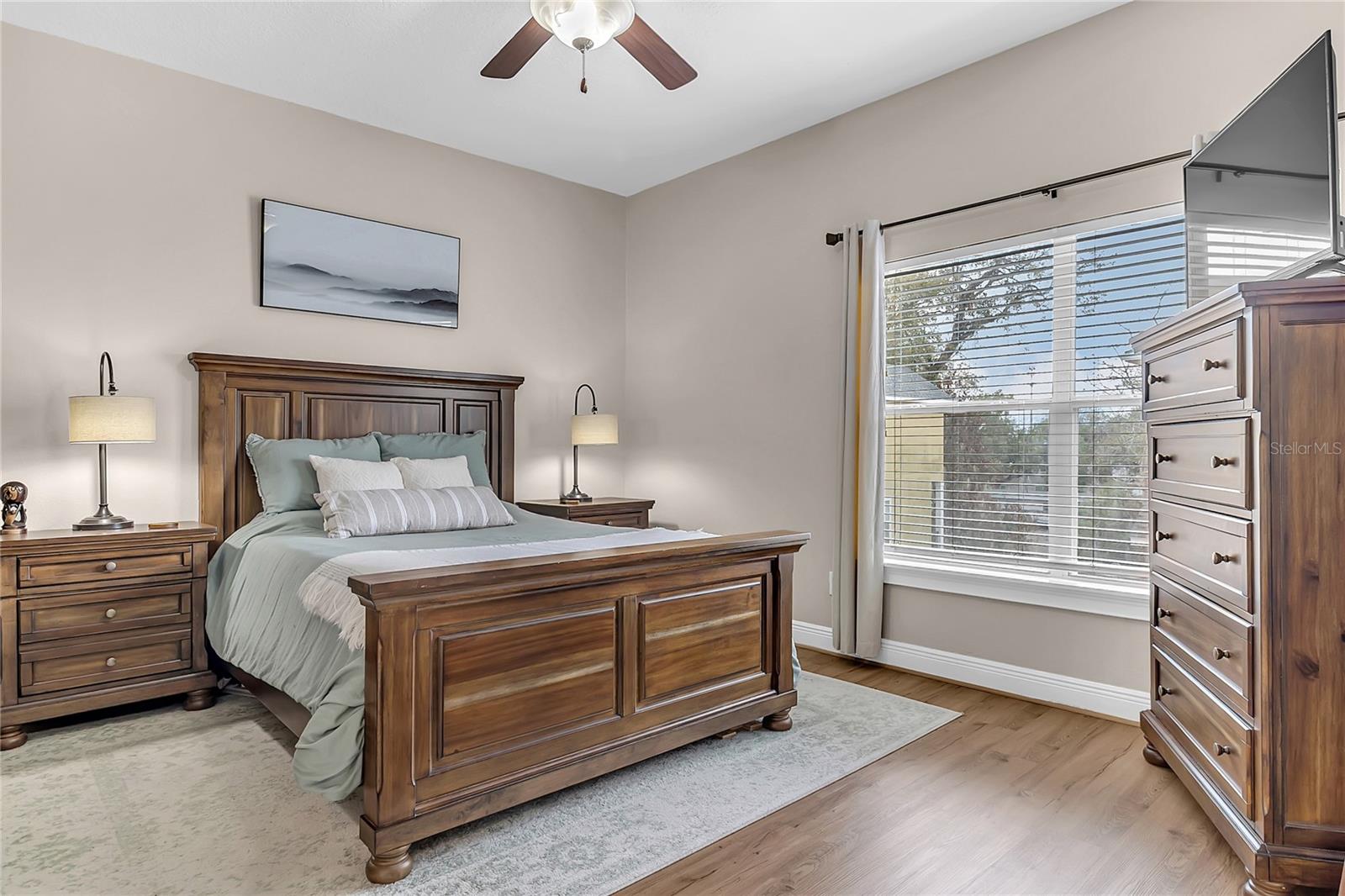 Image 22 of 30 For 28 Esther Street E