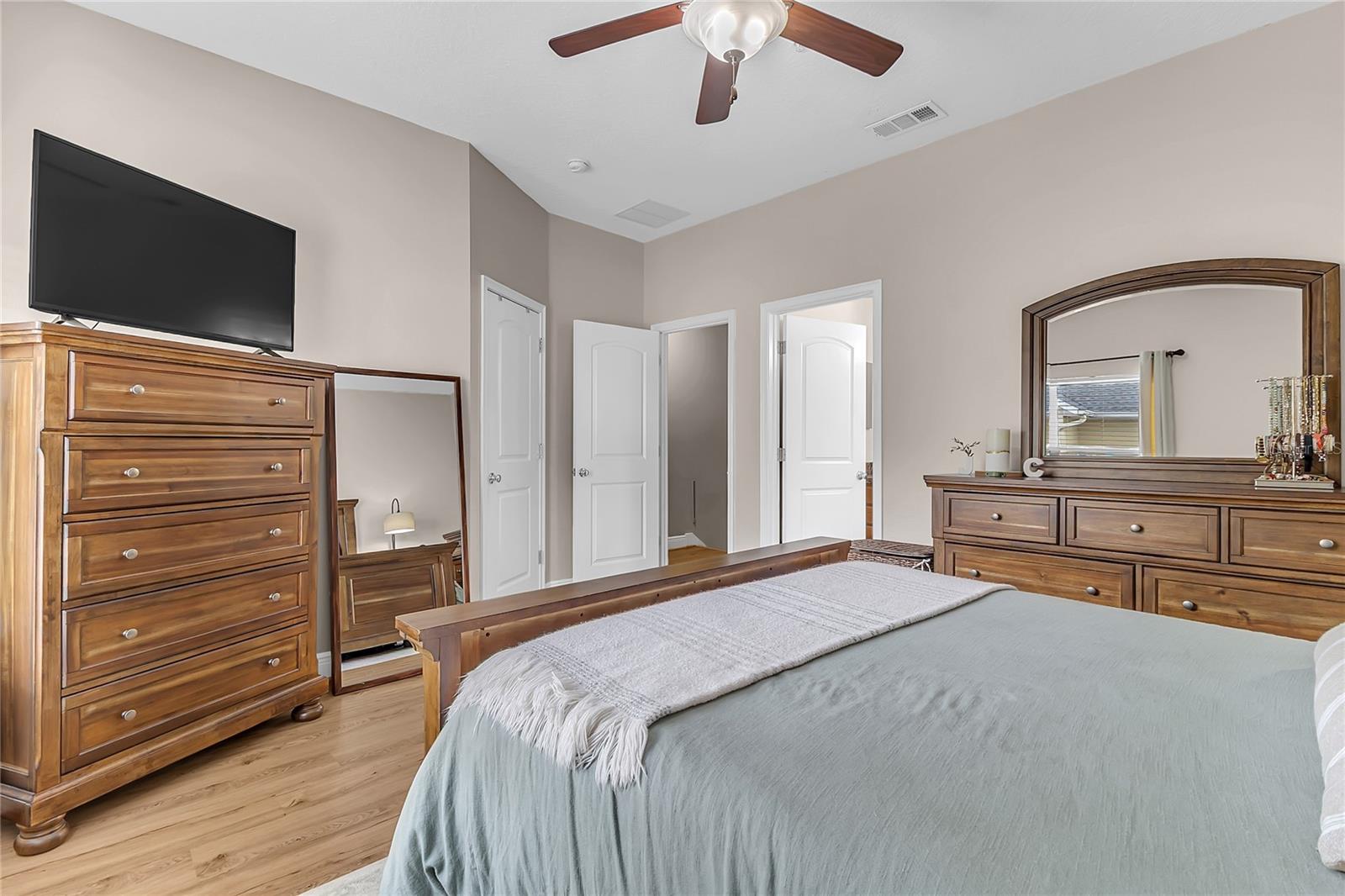 Image 24 of 30 For 28 Esther Street E