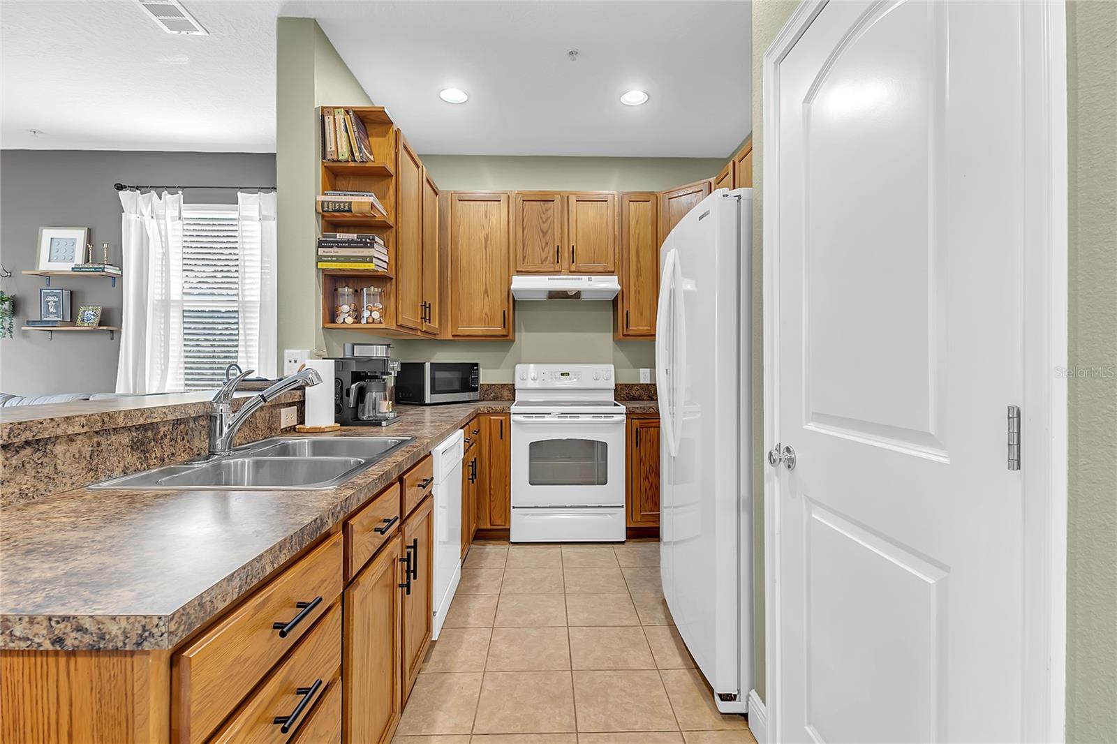 Image 9 of 30 For 28 Esther Street E