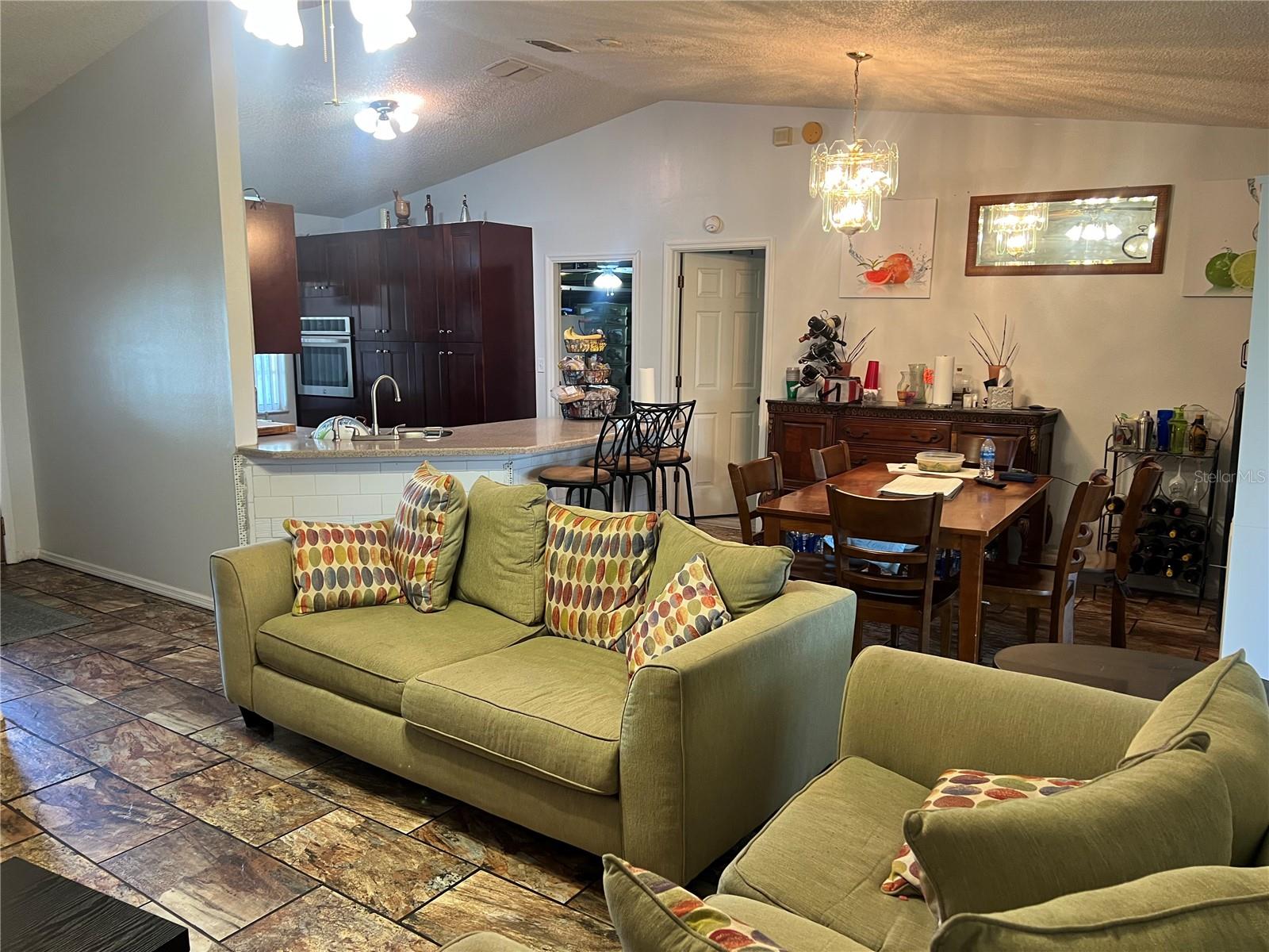 Image 4 of 9 For 910 Louvre Court