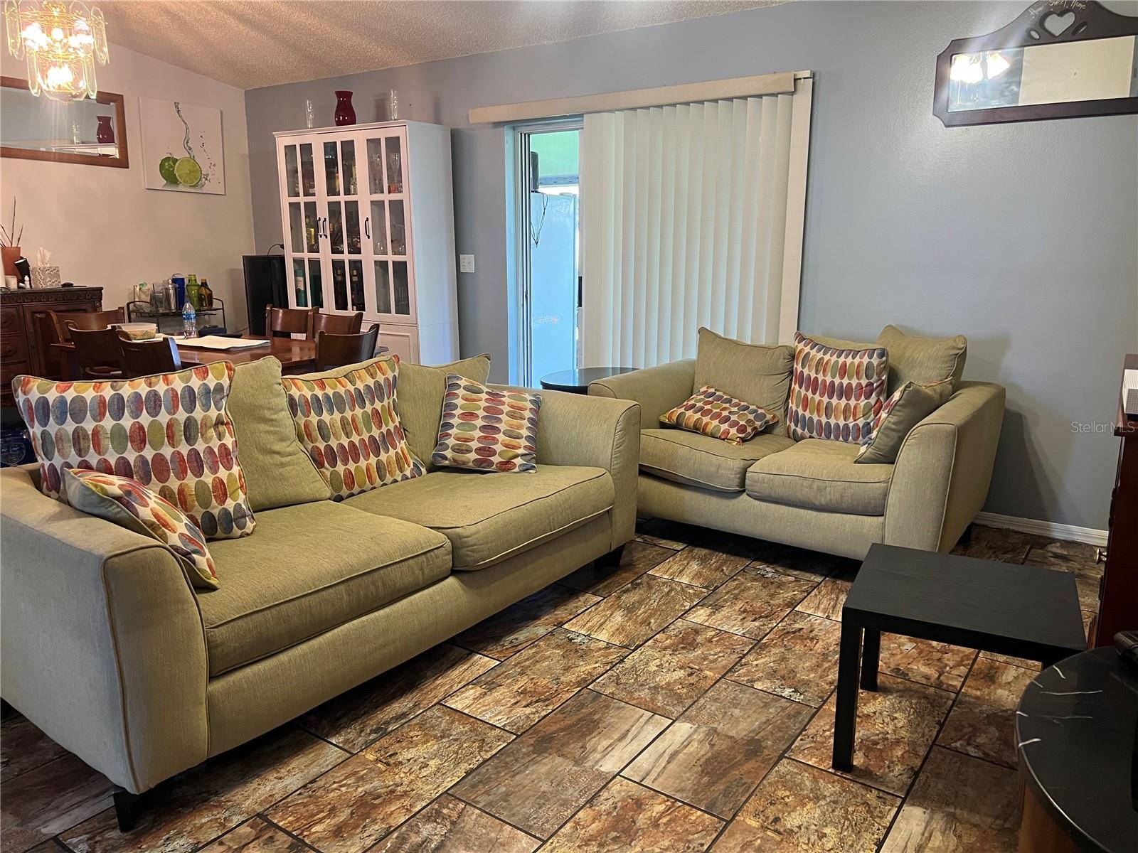 Image 6 of 9 For 910 Louvre Court