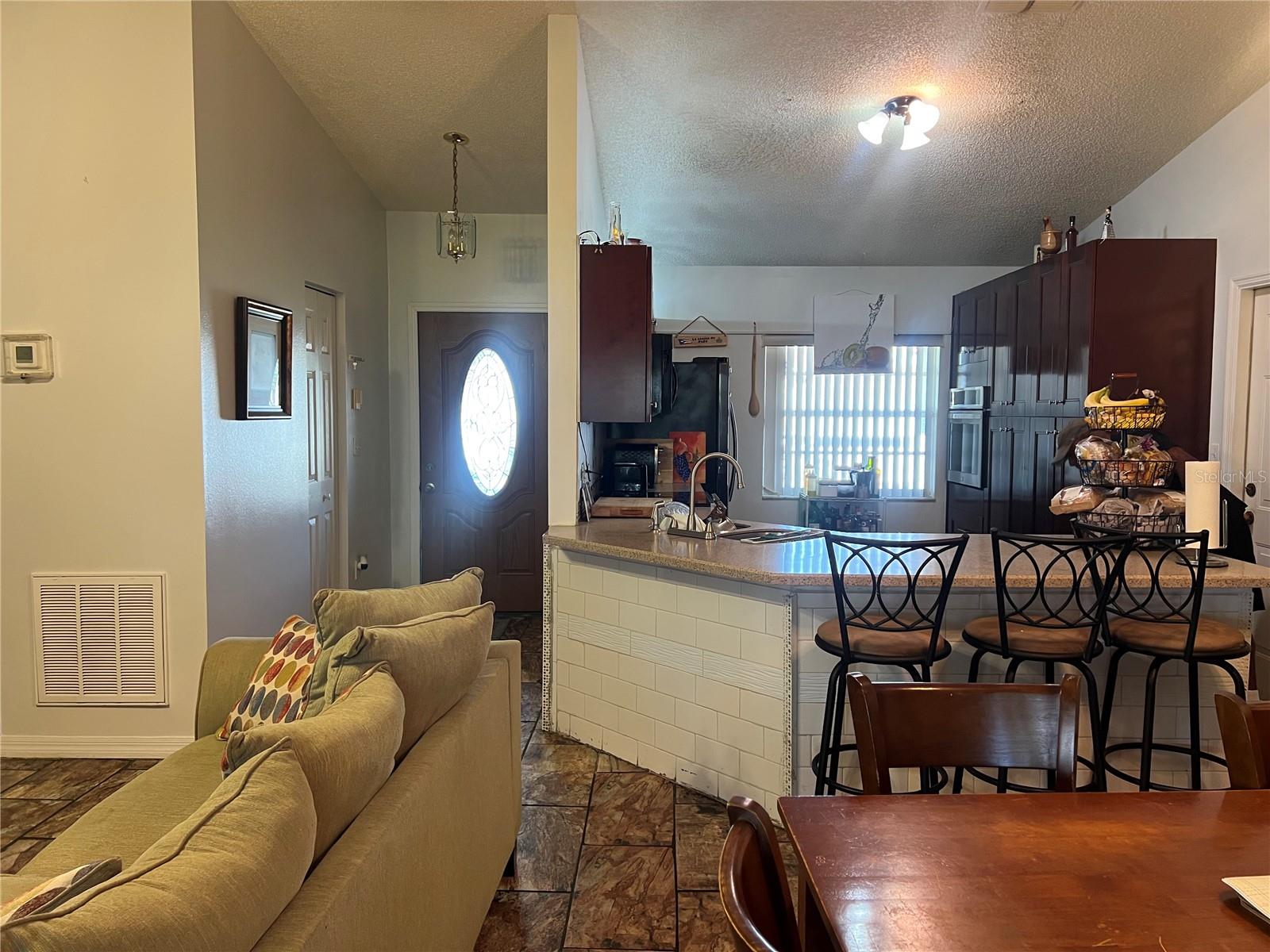 Image 7 of 9 For 910 Louvre Court